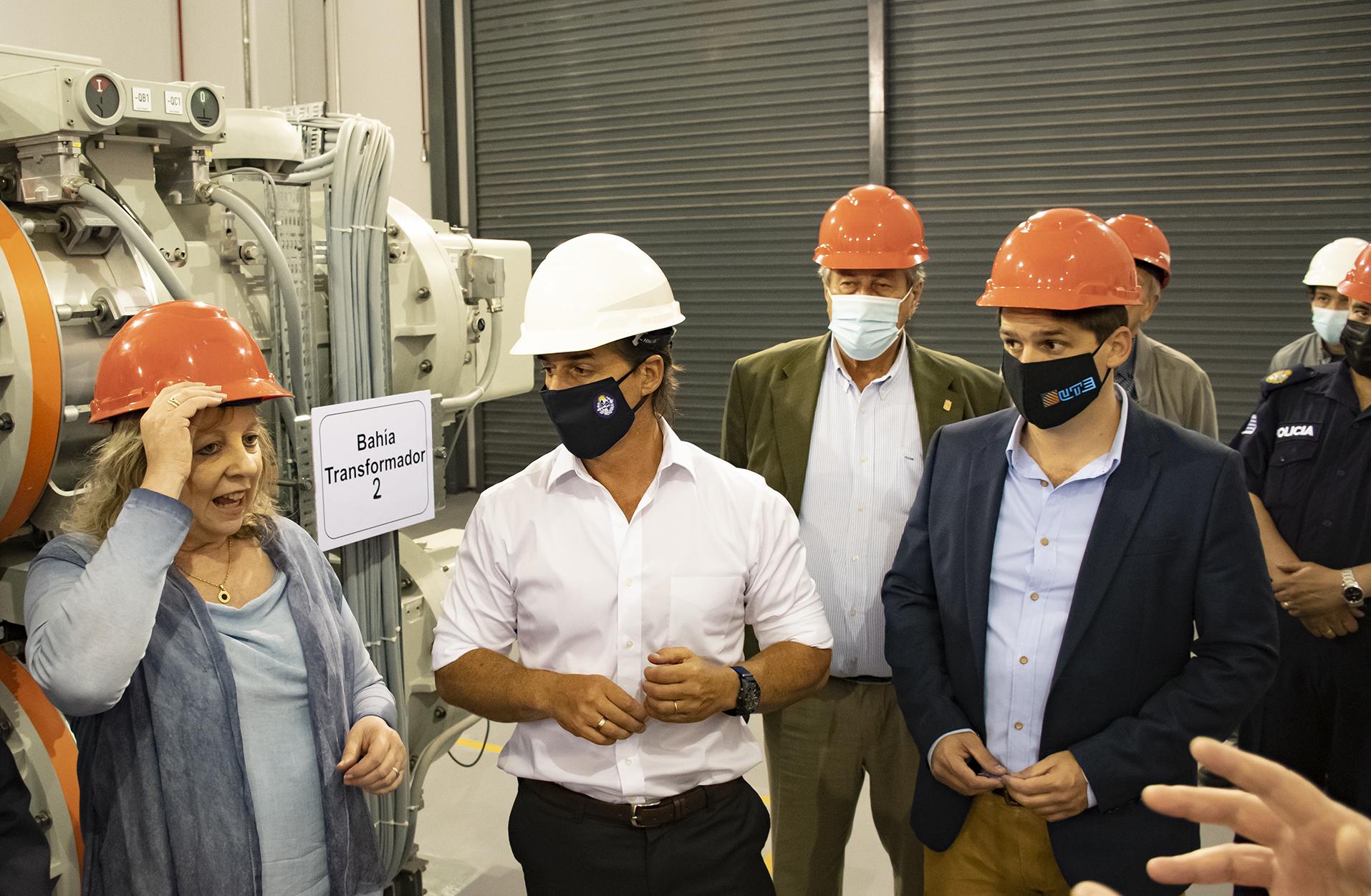 La presidenta Silvia Emaldi encabeza el recorrido por el interior de las dos unidades.