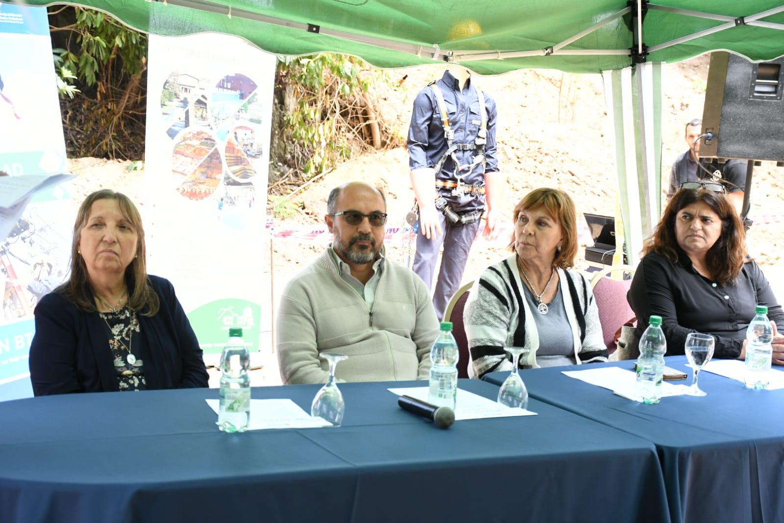 Cra. Silvia Bortagaray, directores de UTE Ec. Cristina Arca e Ing. Walter Sosa y Secretaria General Interina de la Intendencia de Lavalleja, Violeta Juárez.