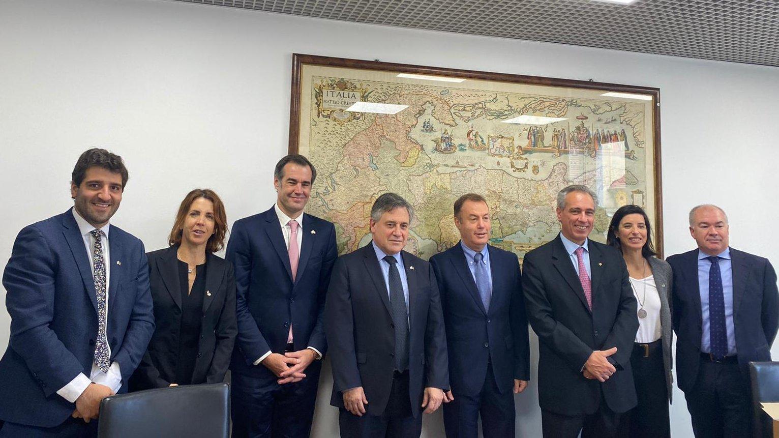 Ministro Omar Paganini y Vicepresidente de UTE Julio Luis Sanguinetti junto a los anfitriones y miembros de la delegación