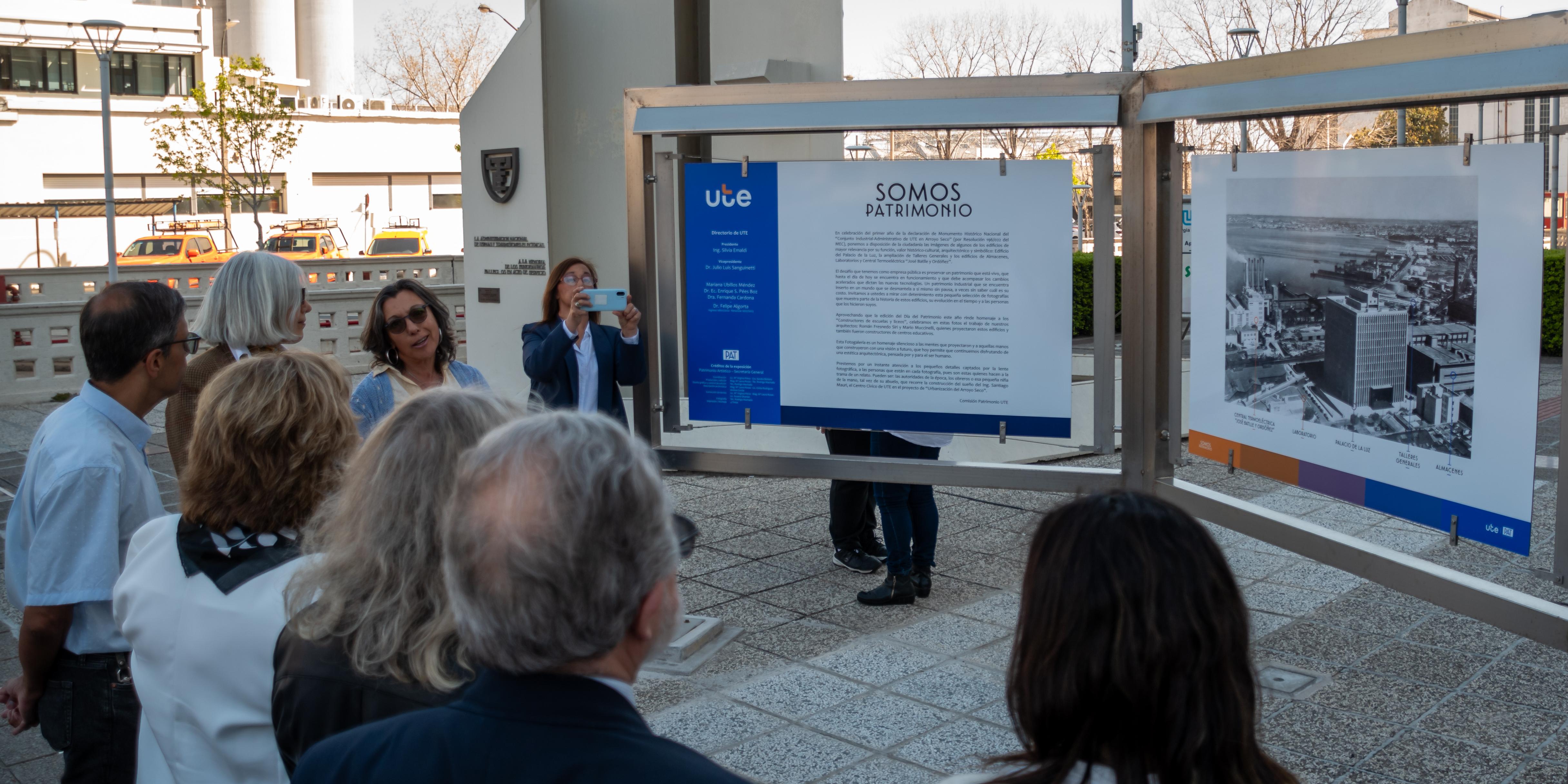 La nueva versión de la Fotogalería ubicada al frente del Palacio de la Luz, ilustra el complejo arquitectónico, industrial y administrativo de la empresa.