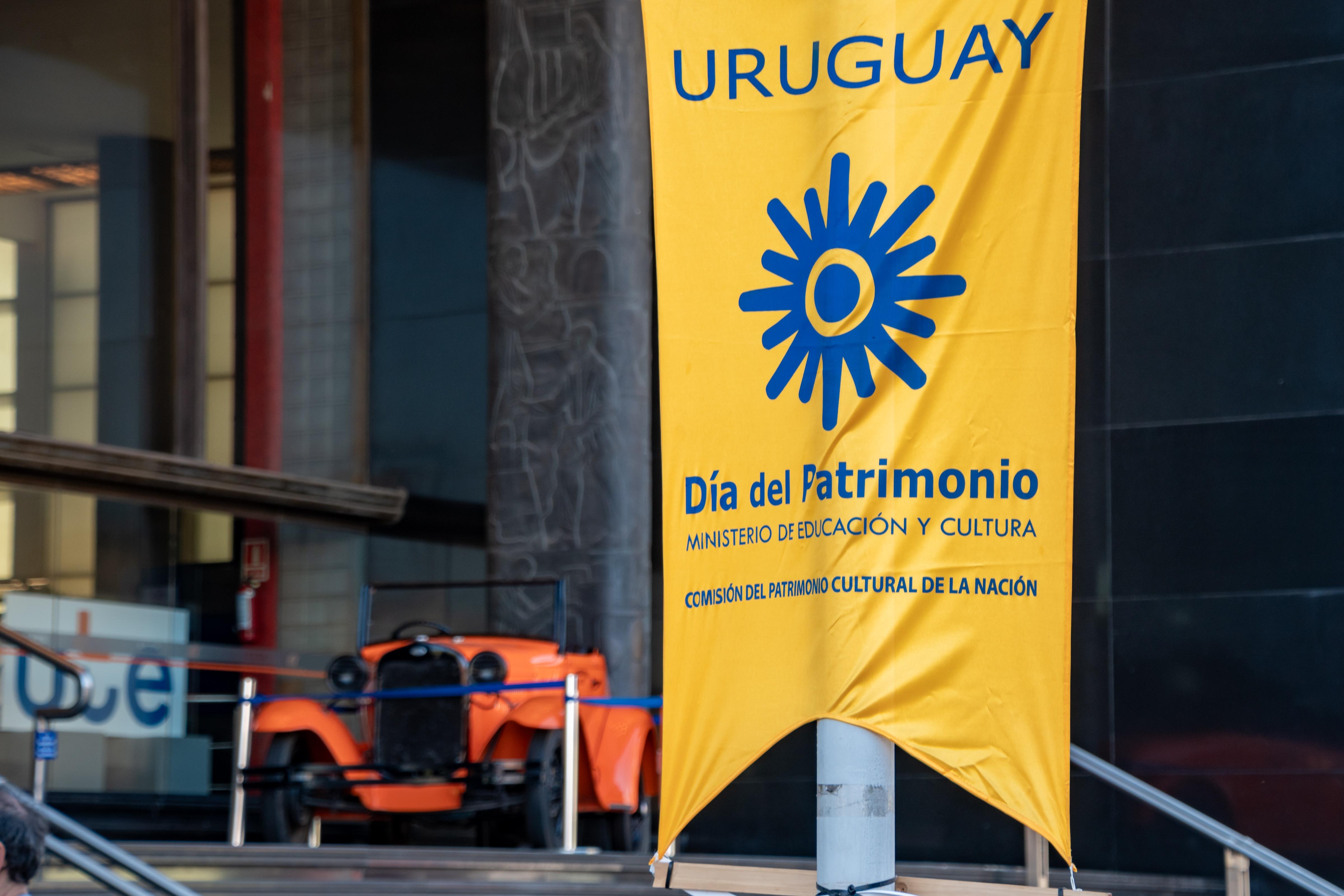 La nueva versión de la Fotogalería ubicada al frente del Palacio de la Luz, ilustra el complejo arquitectónico, industrial y administrativo de la empresa.