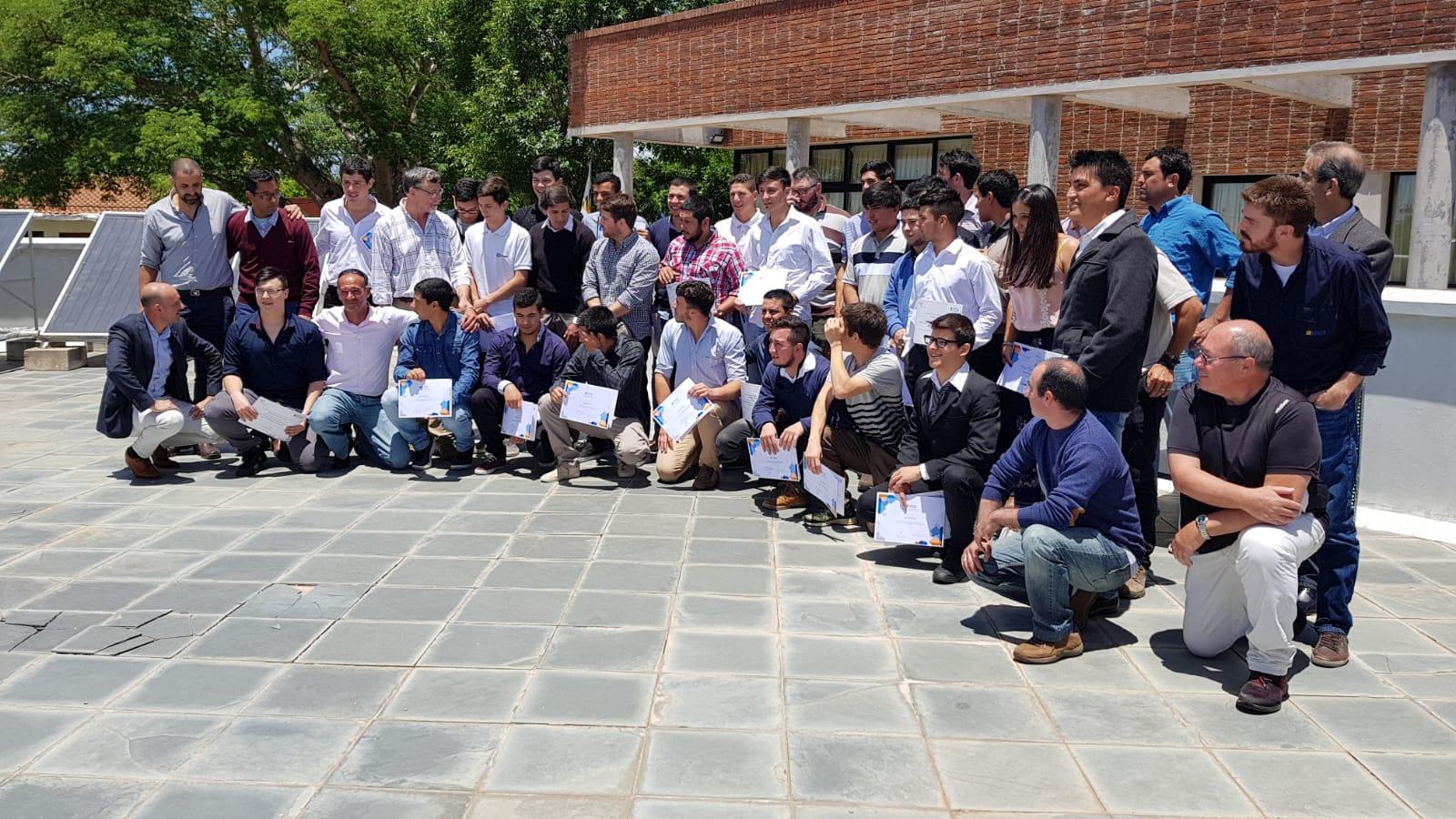 Alumnos con sus diplomas