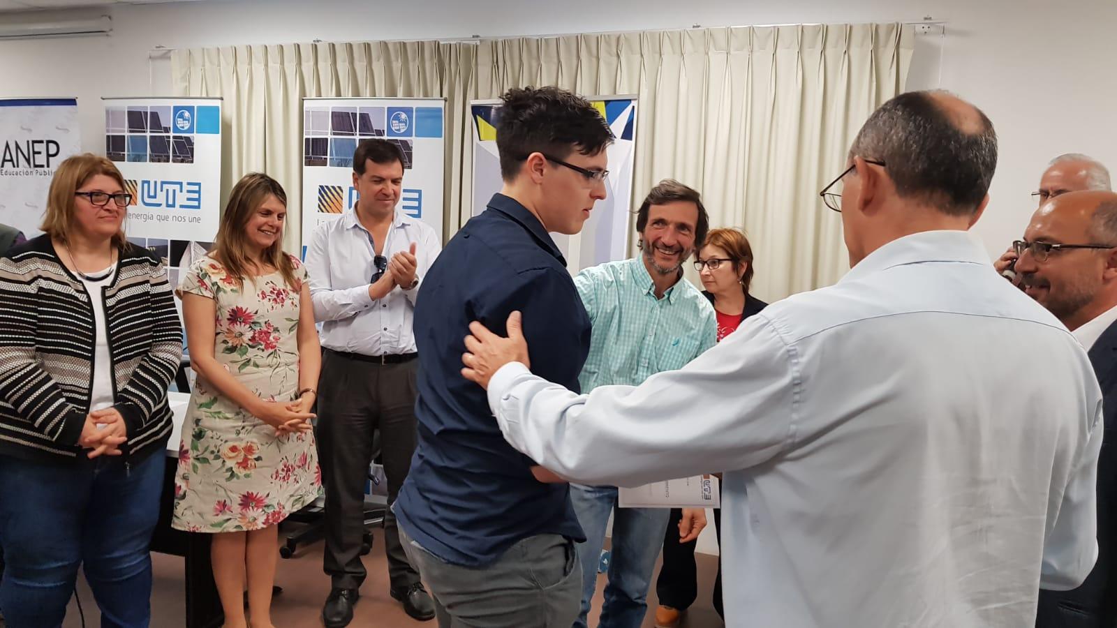 El presidente de UTE entrega diplomas a los alumnos