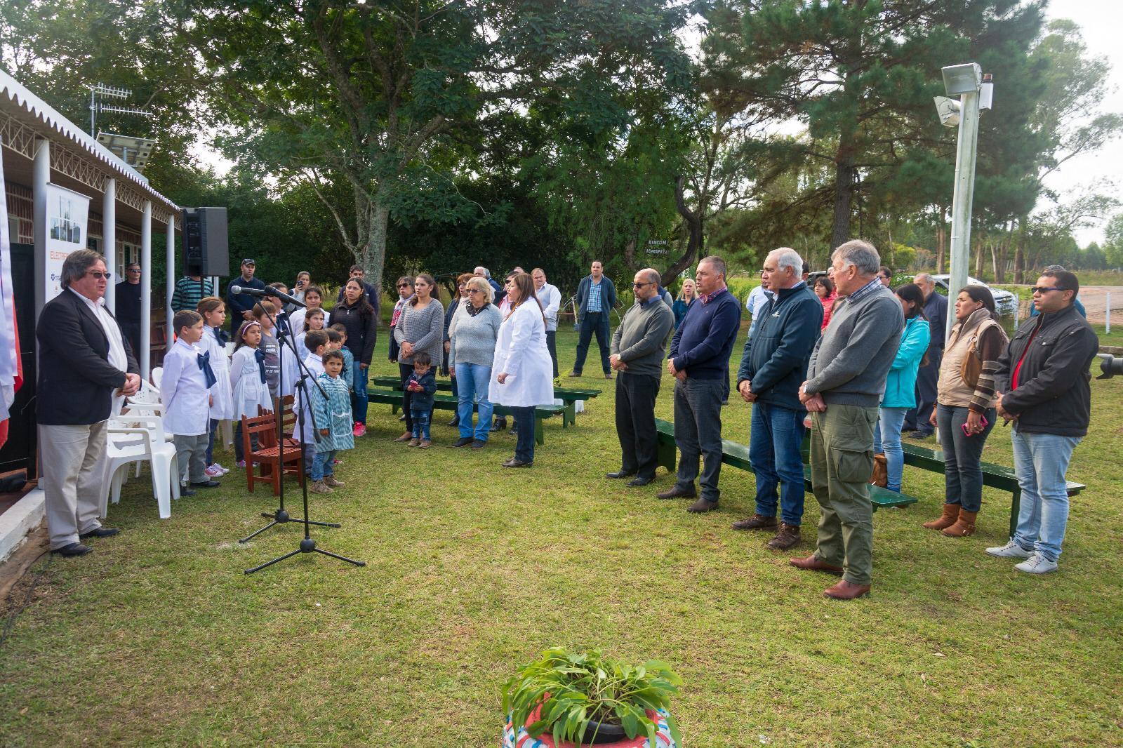 Niños, maestros, autoridades y vecinos cantaron el Himno Nacional