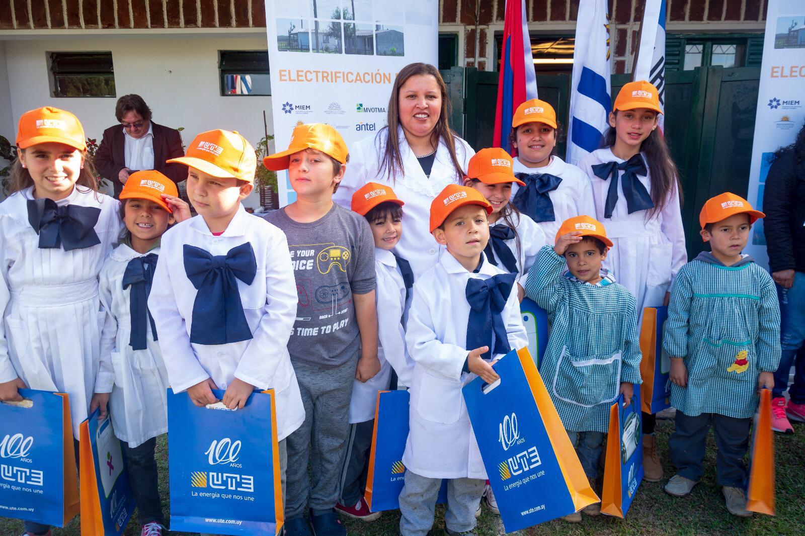 Alumnos de la escuela rural N° 91, de Paso de Gaire (Rivera)