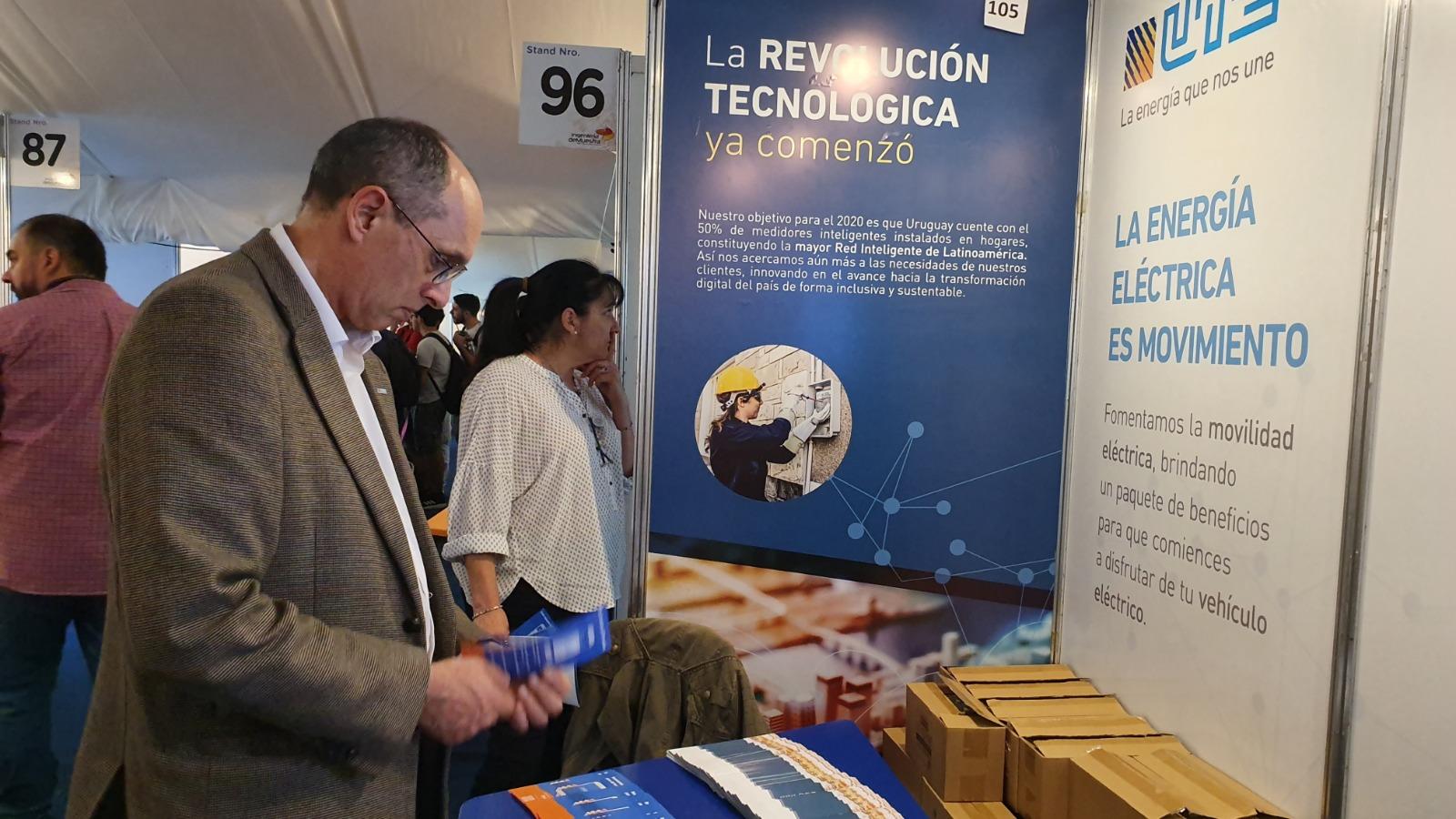 El presidente de UTE visitando el stand de la empresa en la feria