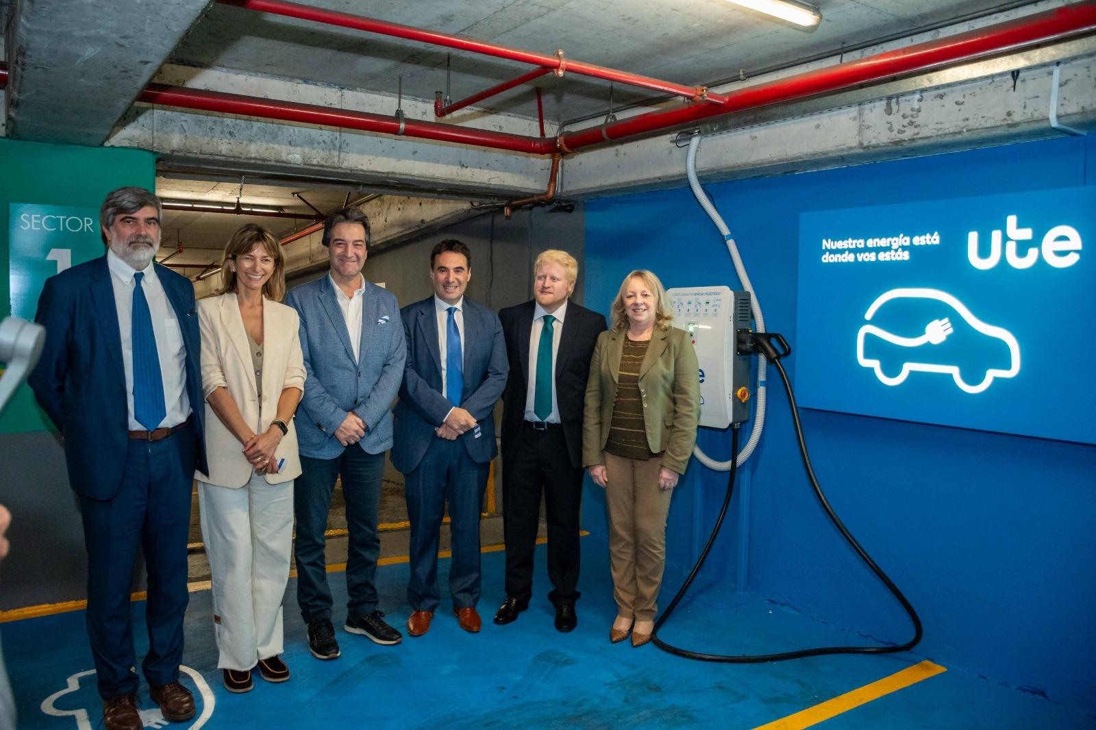 Inauguración de dos nuevos puntos de carga para vehículos eléctricos en la zona del estacionamiento de Nuevocentro Shopping