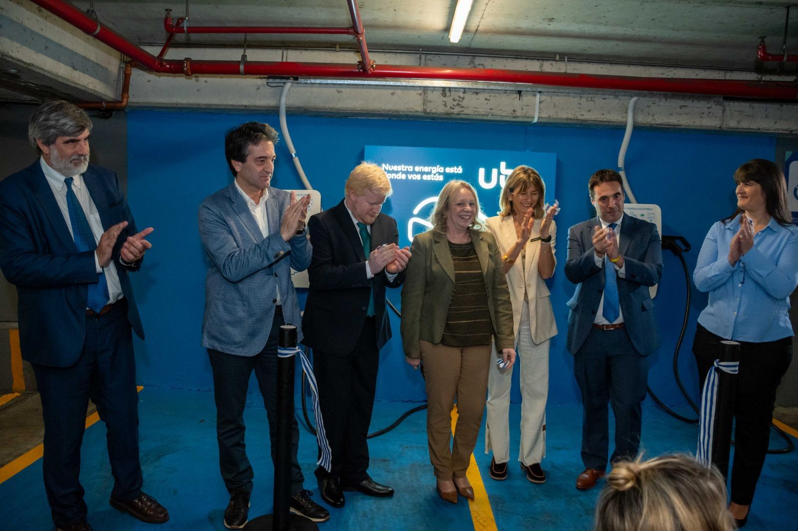 Inauguración de dos nuevos puntos de carga para vehículos eléctricos en la zona del estacionamiento de Nuevocentro Shopping