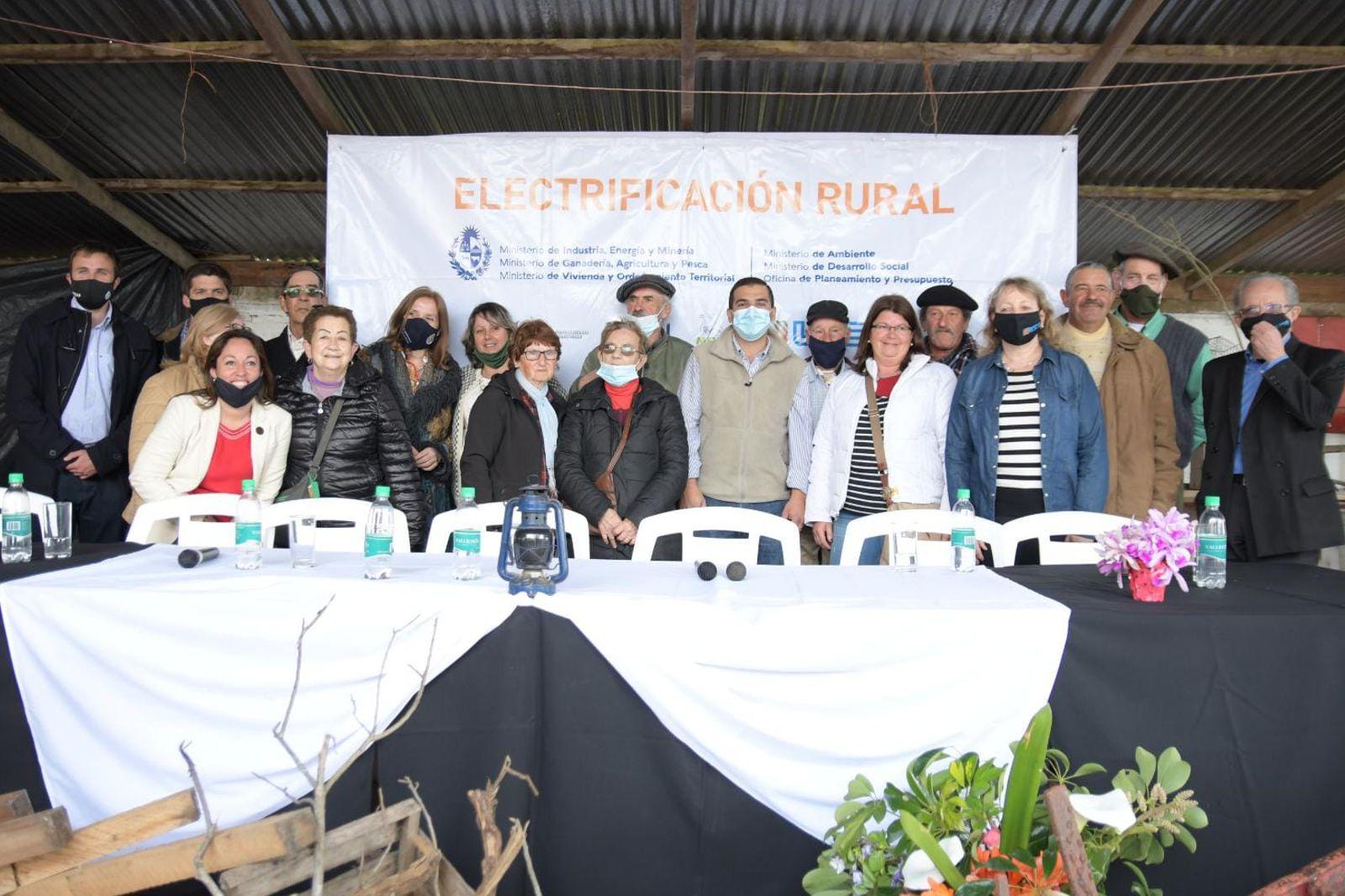 Inauguración de obra de electrificación rural en la localidad de Sarandí de Barceló.