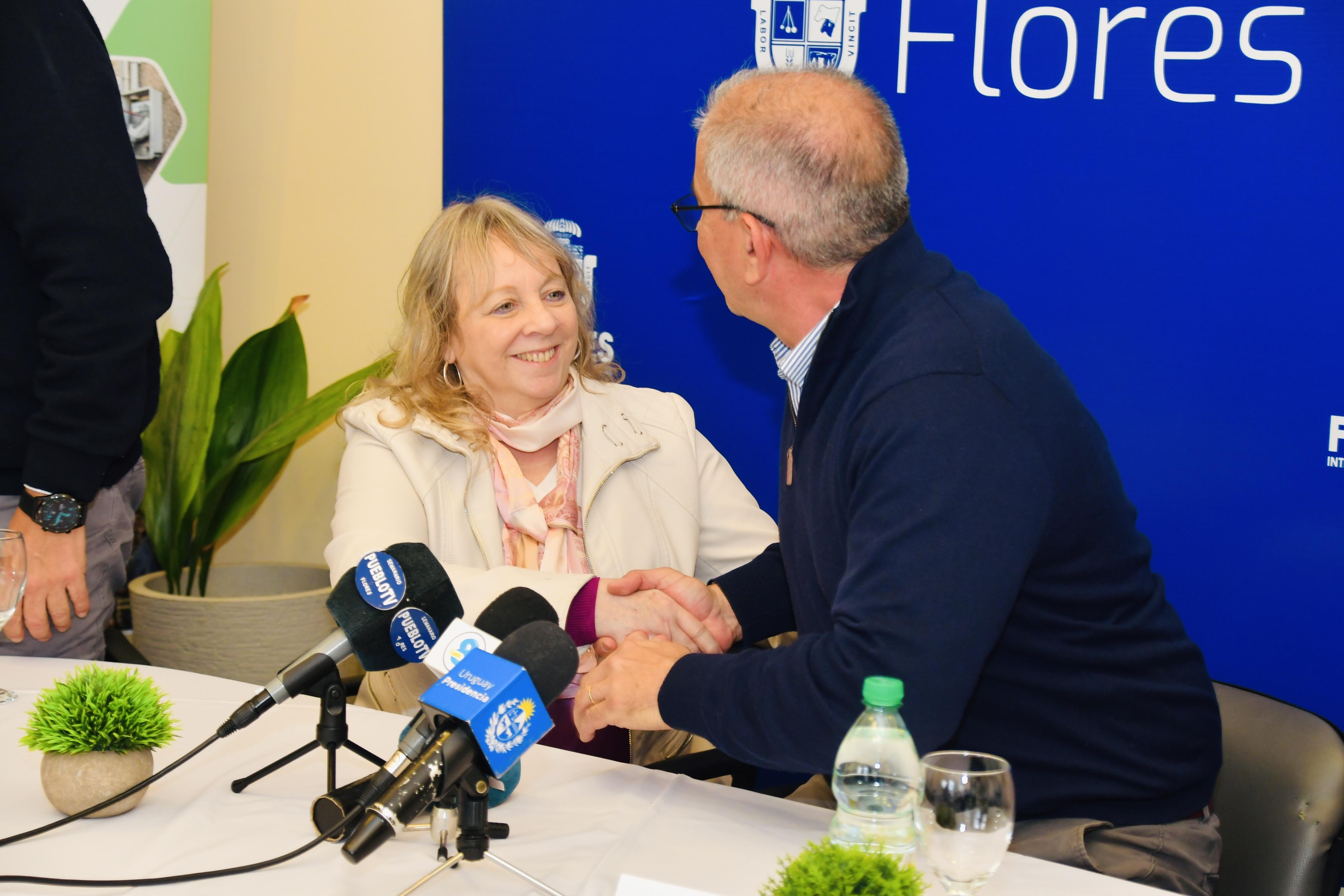 Silvia Emaldi y el intendente de Flores Fernando Echeverría