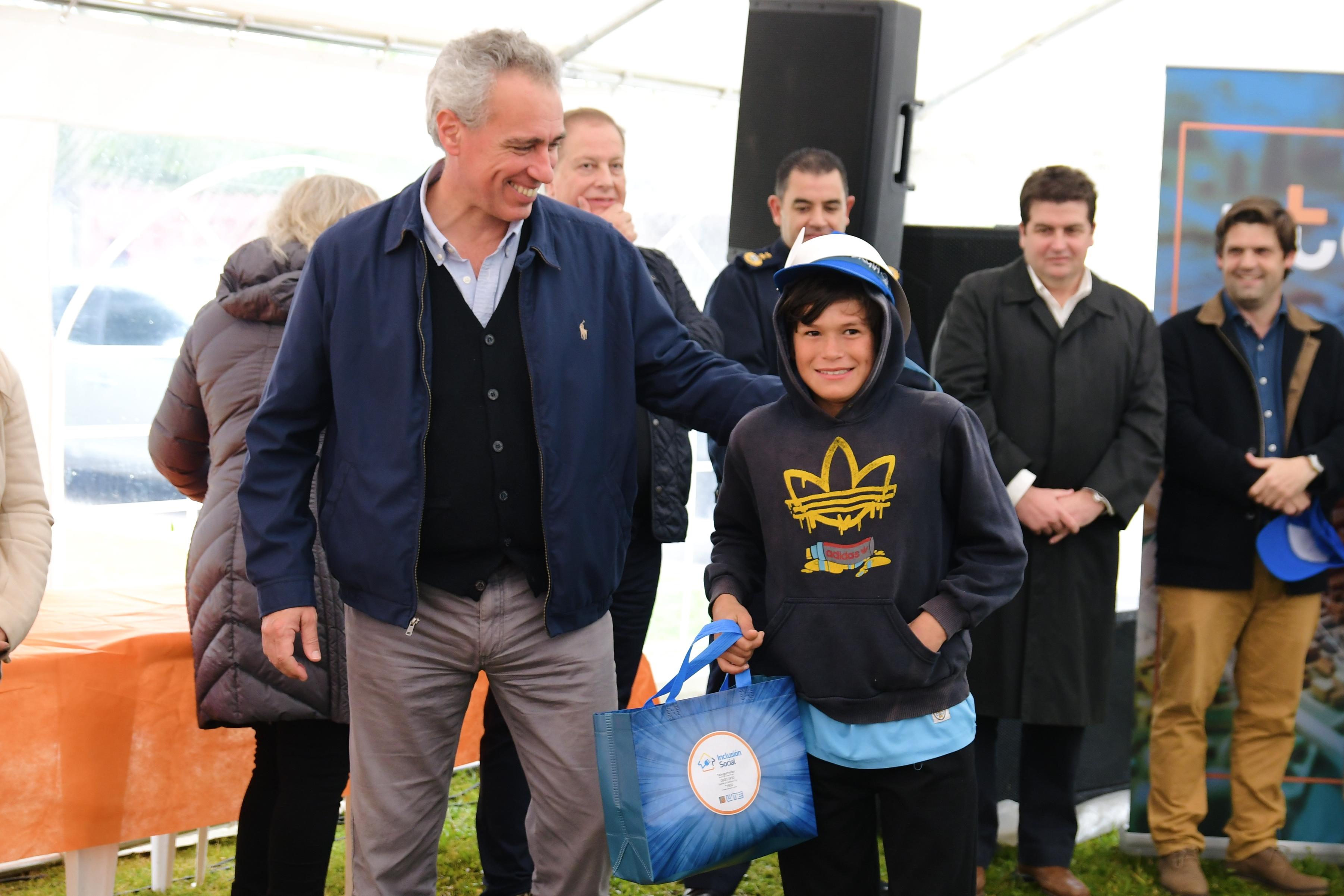 Vicepresidente de UTE Julio Luis Sanguinetti entregando kit educativo 