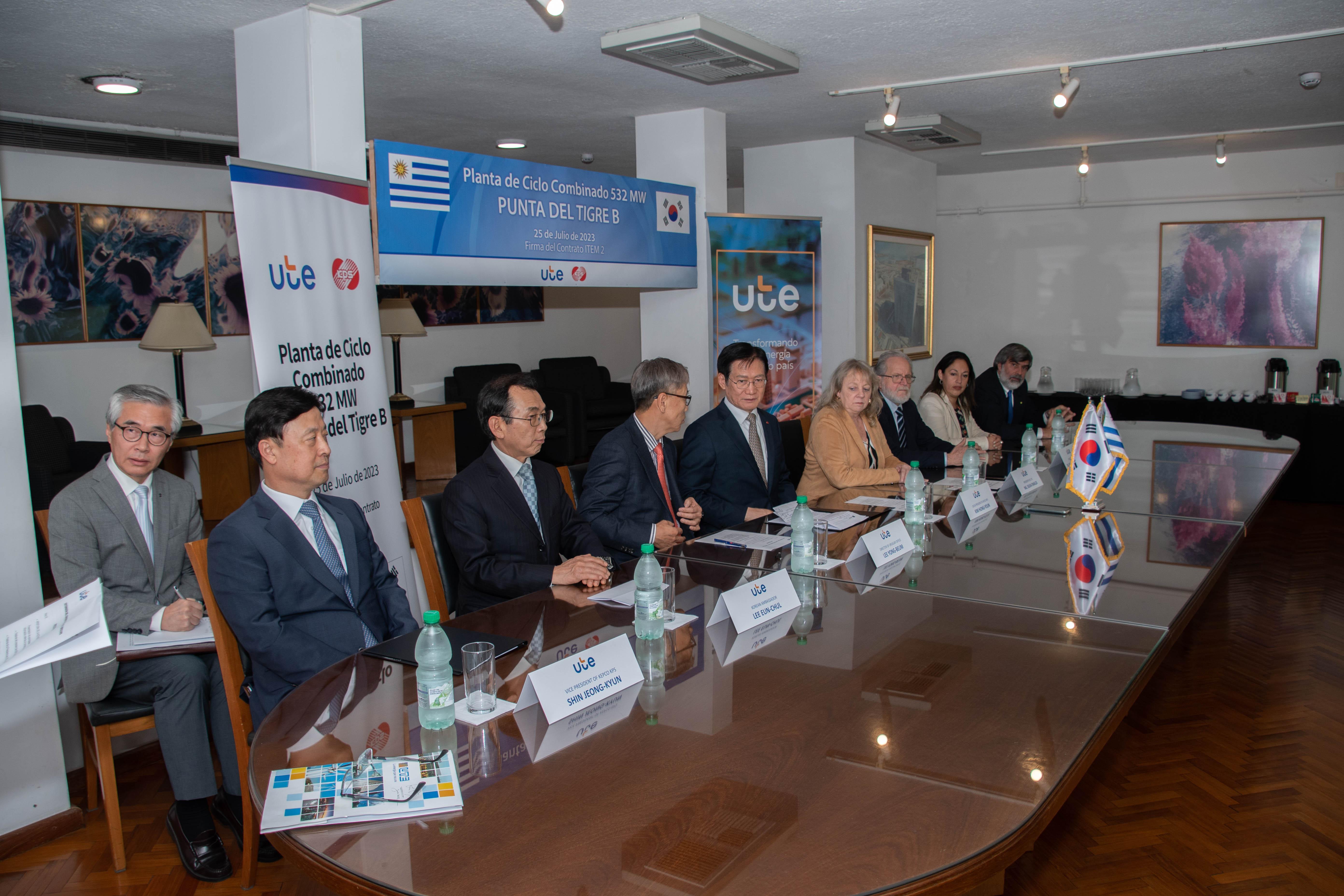 Firma de extensión de contrato entre UTE y KEPCO KPS