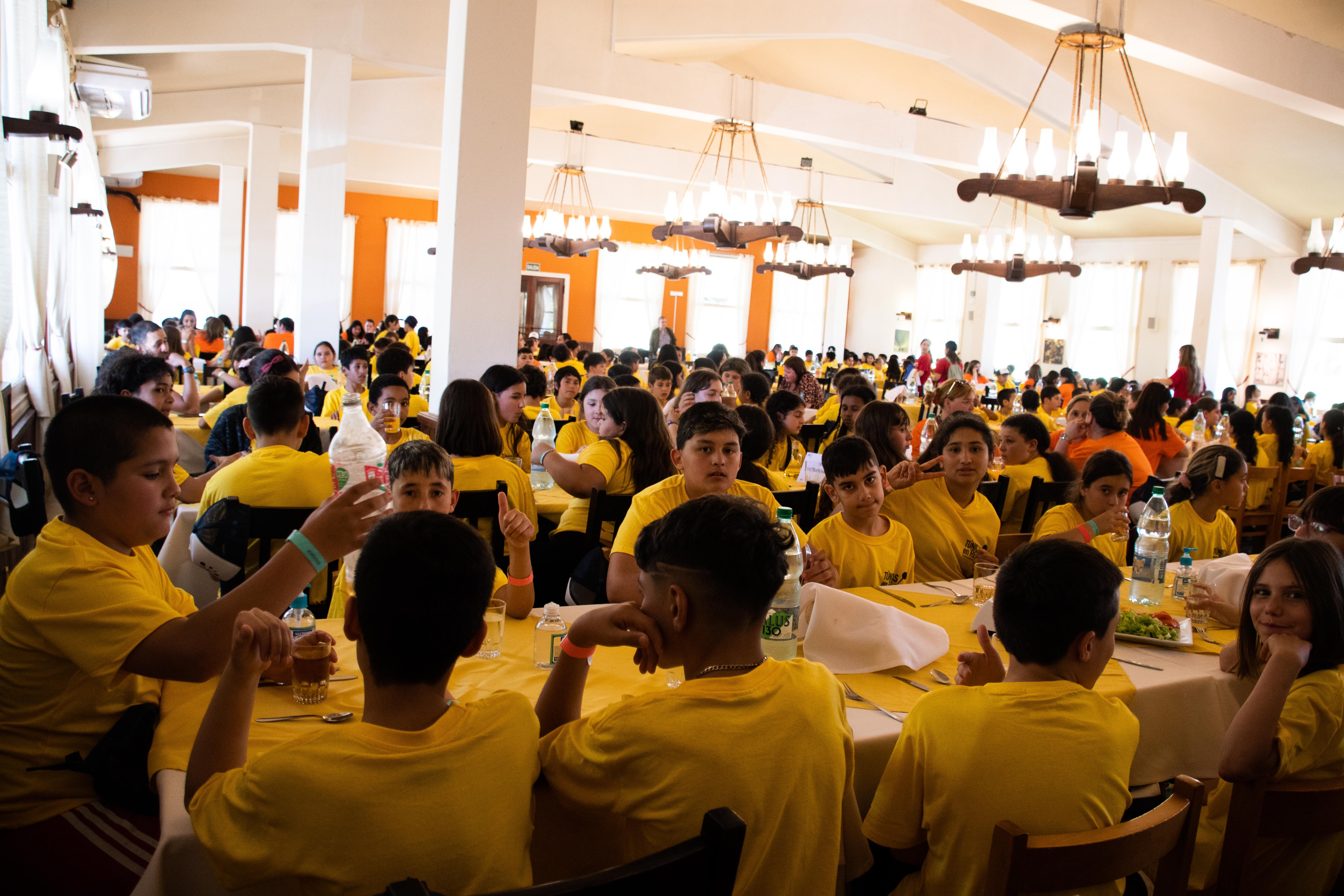 Las delegaciones compartiendo un almuerzo