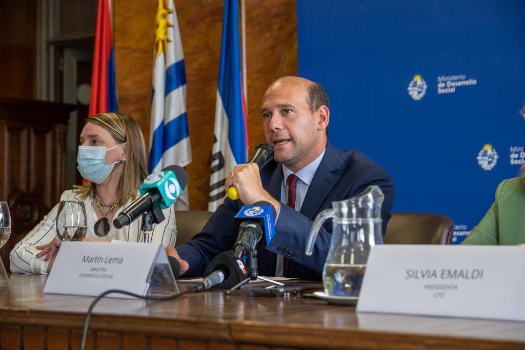 Subsecretaria del MIDES Andrea Brugman y ministro de Desarrollo Social Martín Lema.