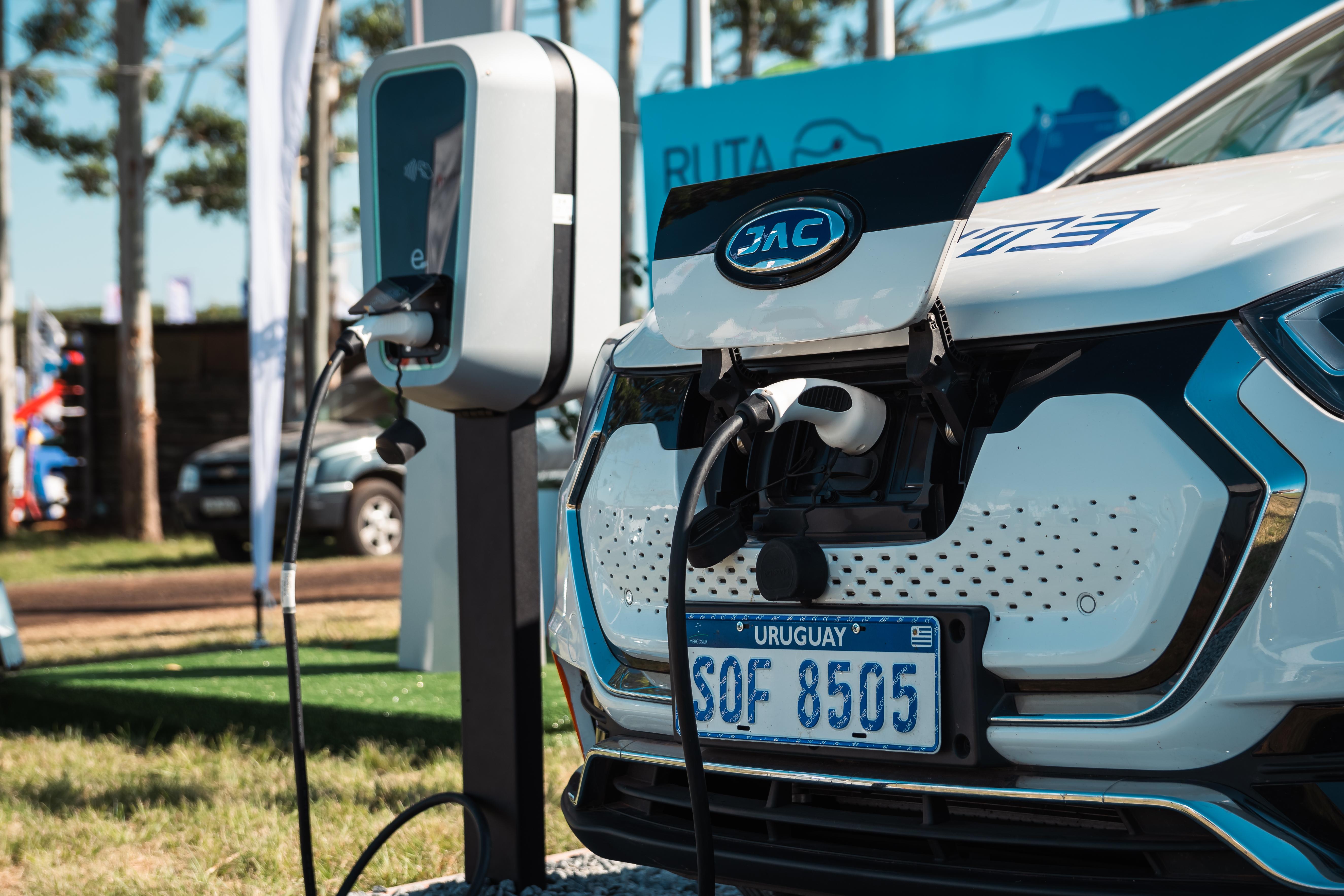 Cargador de vehículos eléctricos en la Expoactiva