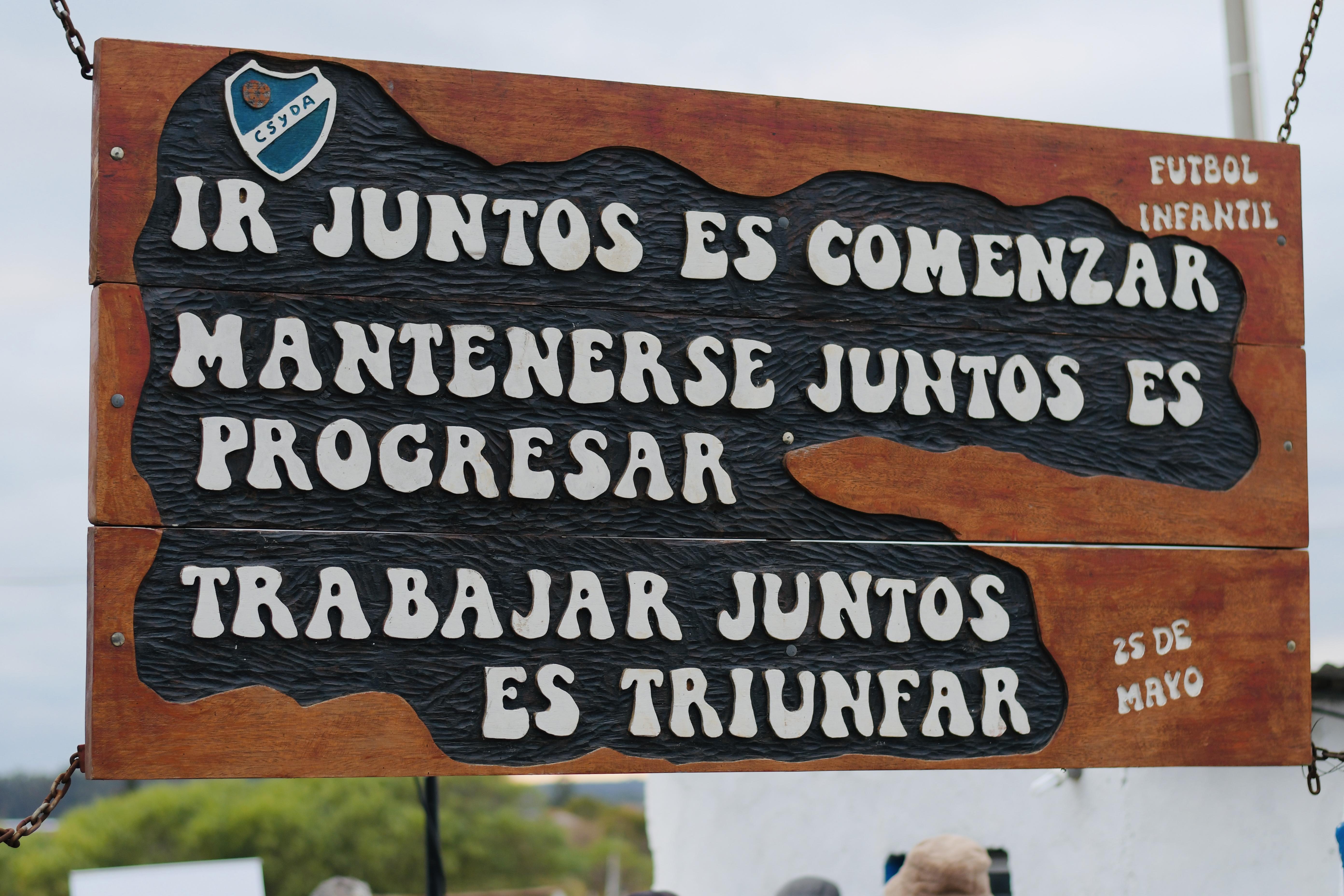 Cartel de la entrada que dice "Ir juntos es comenzar, mantenerse juntos es progresar, trabajar juntos es triunfar"