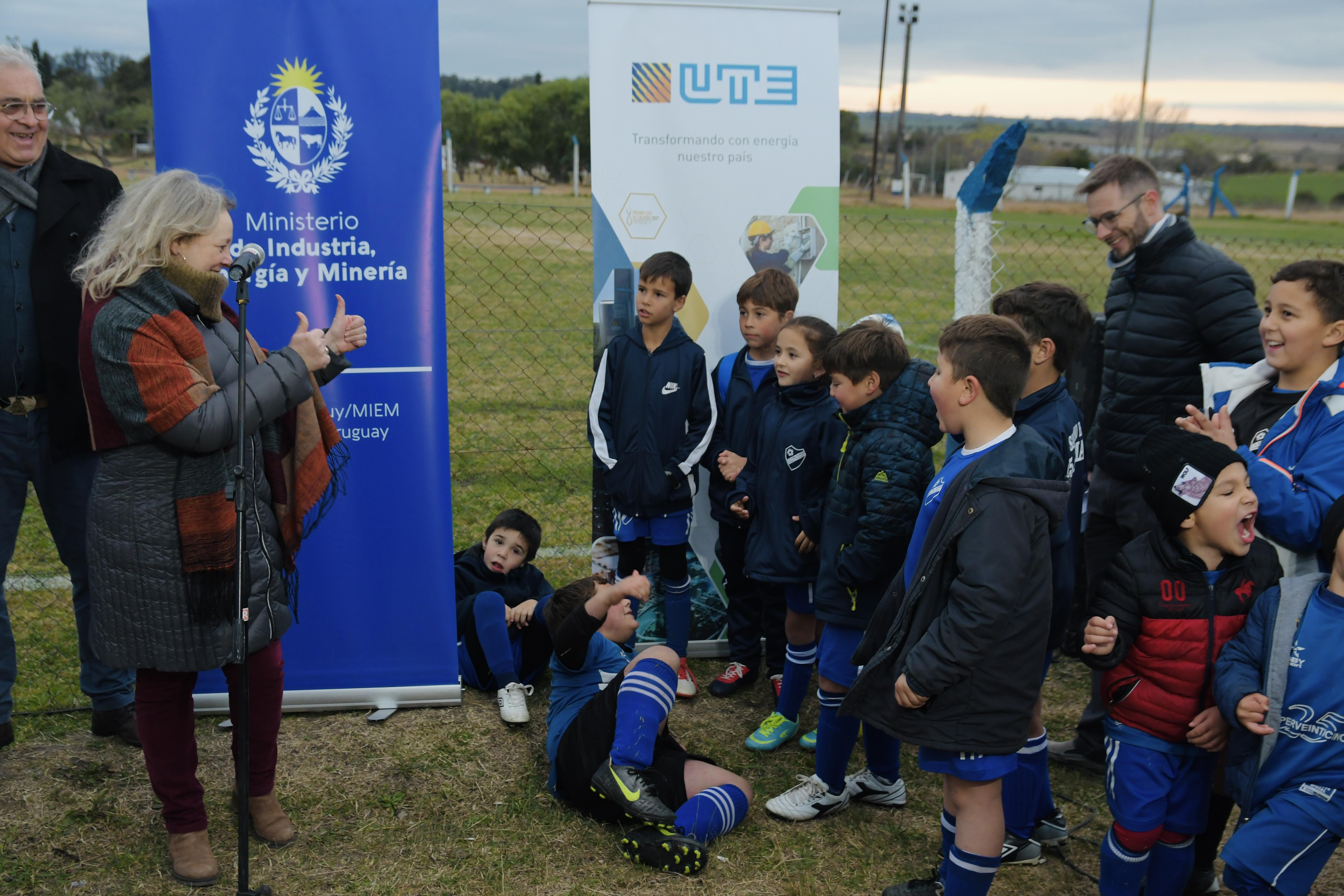 Silvia Emaldi felicitando a los niños