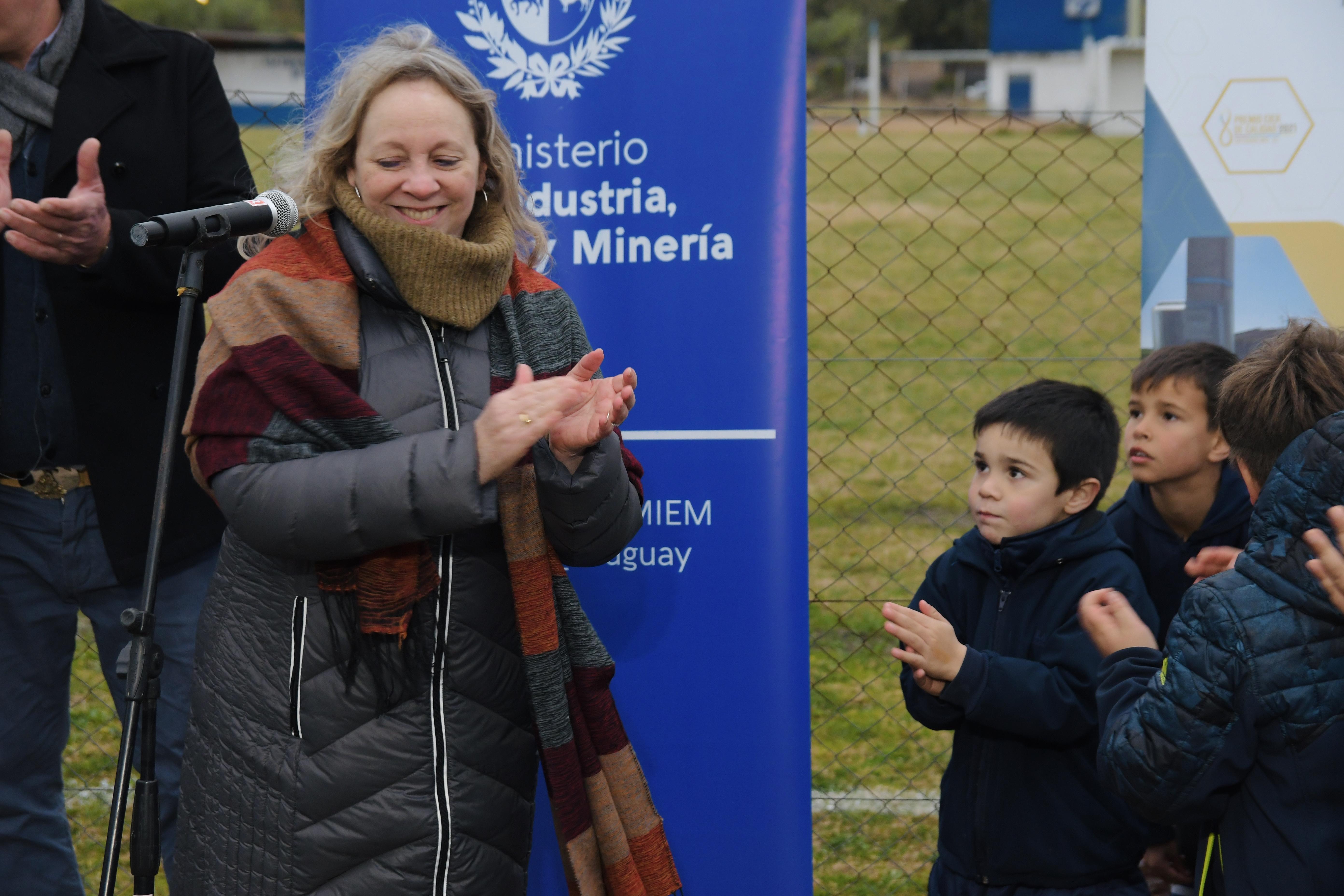 Silvia Emaldi aplaudiendo junto a los niños