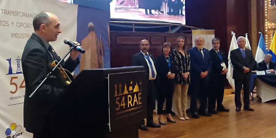Presidente de UTE haciendo uso de la palabra en entrega de premio CIER 2019
