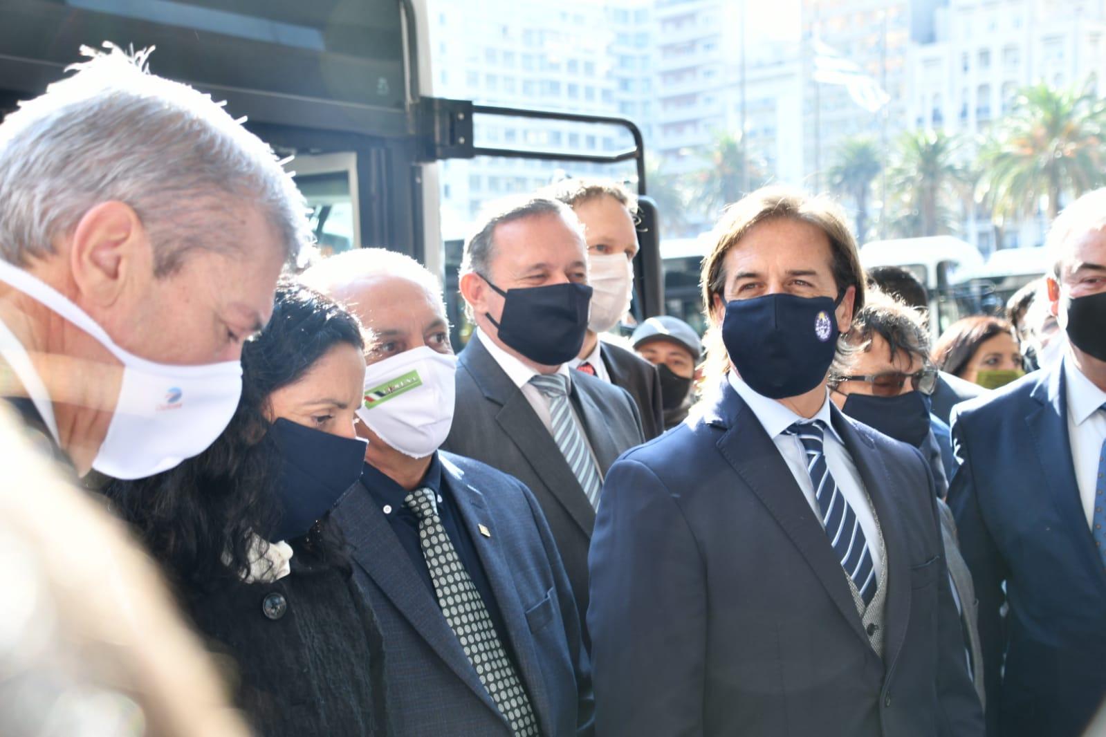 Presidente de la República, Dr. Luis Lacalle Pou, Secretario de la Presidencia, Dr. Alvaro Delgado, Ministra de Economía y Finanzas, Cdra. Azucena Arbeleche, presidente de CUTCSA, Juan Salgado.