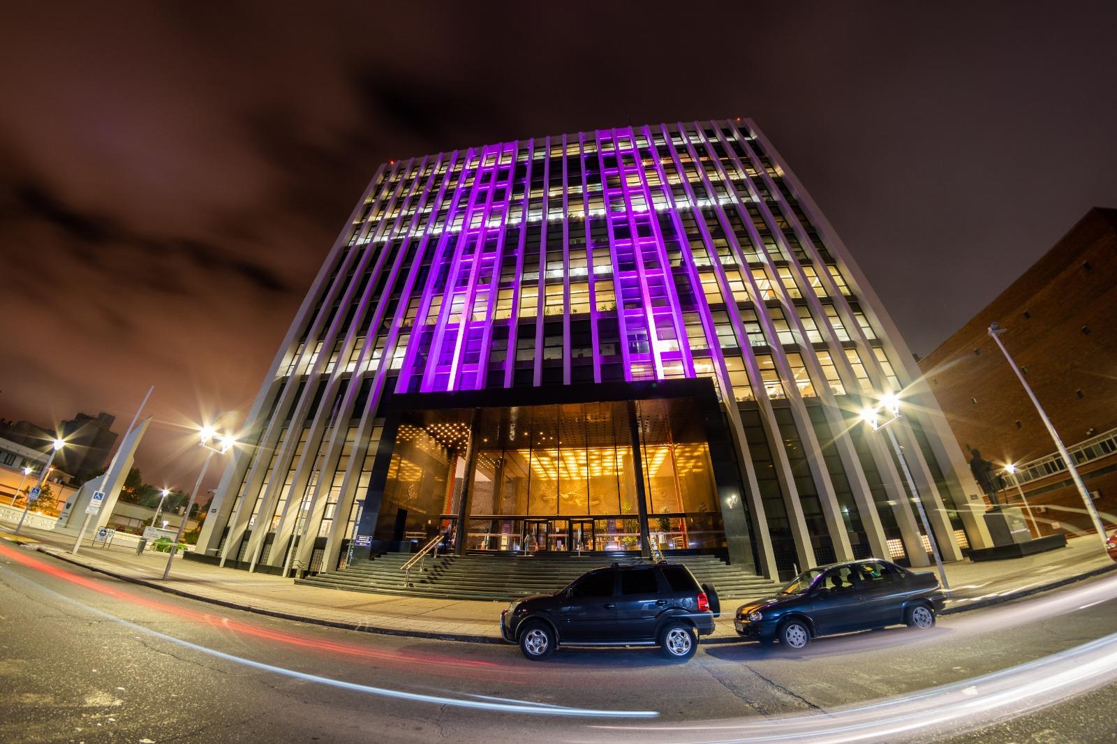 El Palacio de la Luz permanece iluminado durante el Mes de la Mujer