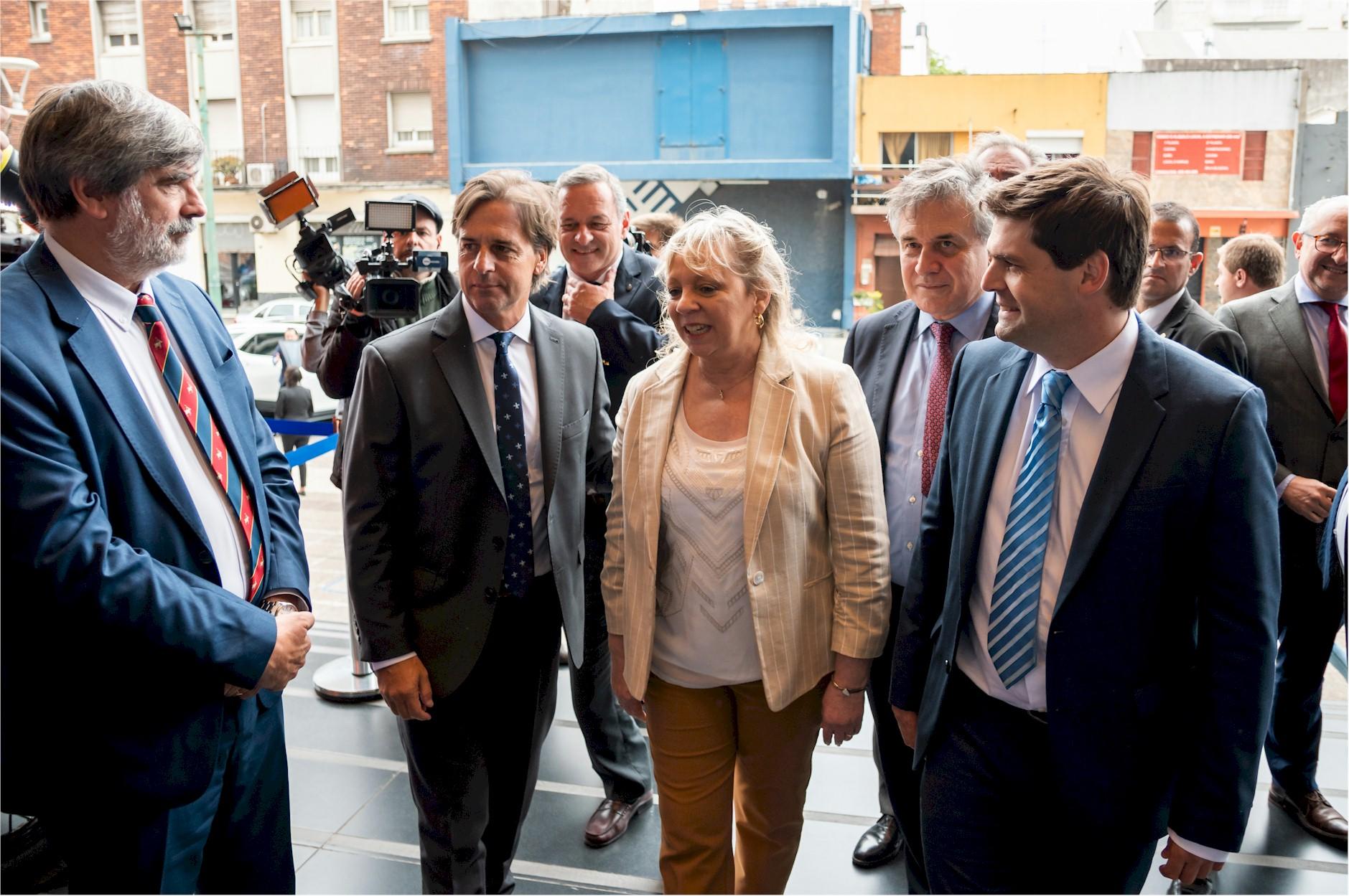 Llegada del presidente Lacalle al acto; lo reciben Emaldi, Algorta y San Cristóbal