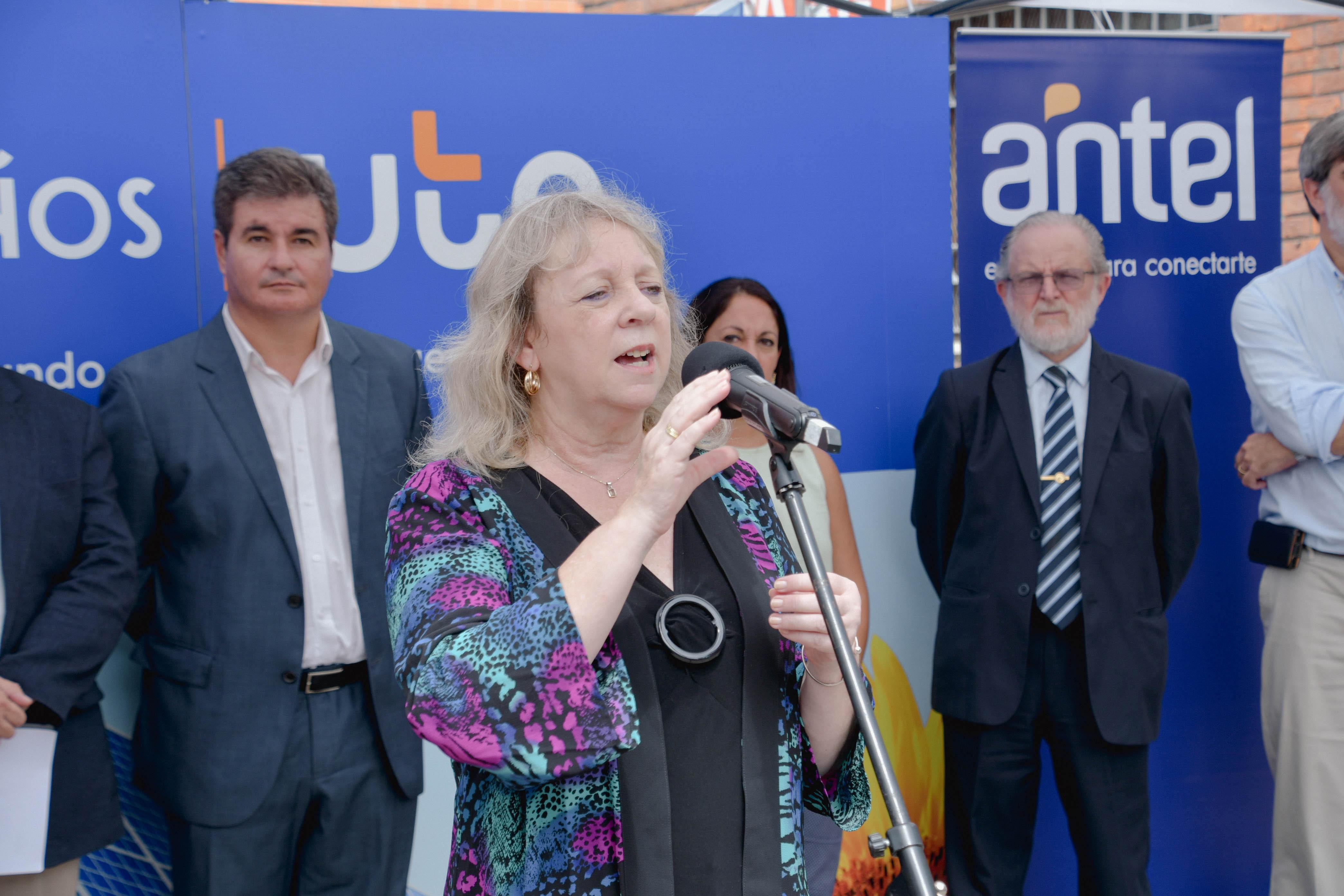 Presidenta de UTE Silvia Emaldi se dirige al público presente