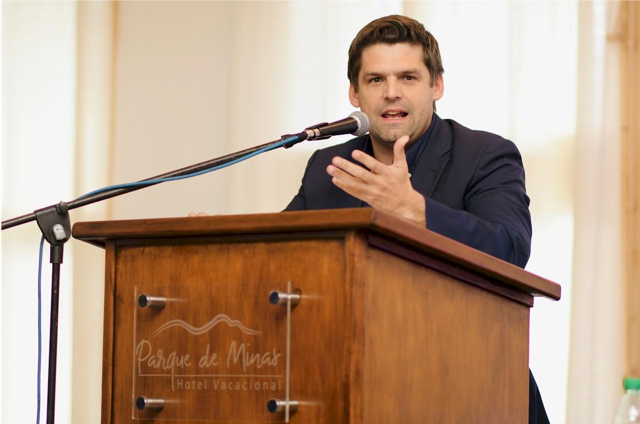 Director de UTE Felipe Algorta hace uso de la palabra