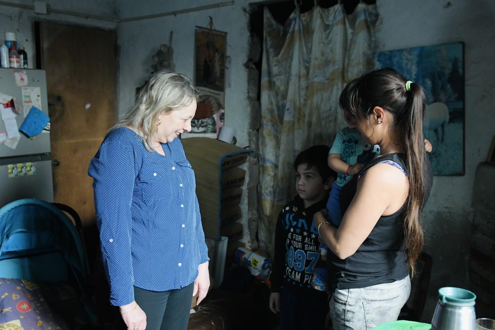 Emaldi visitando uno de los hogares del barrio