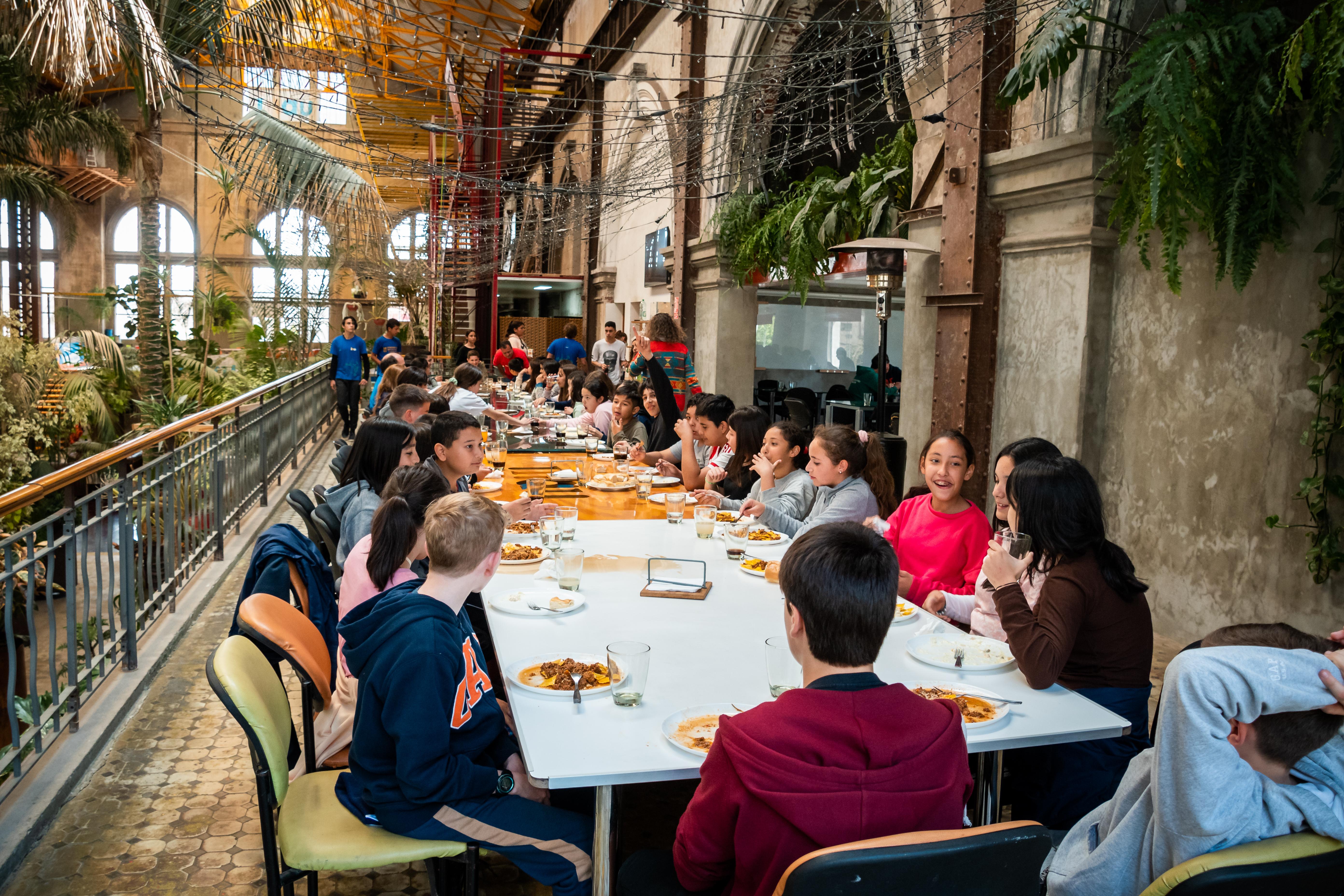 Los visitantes compartiendo el almuerzo.