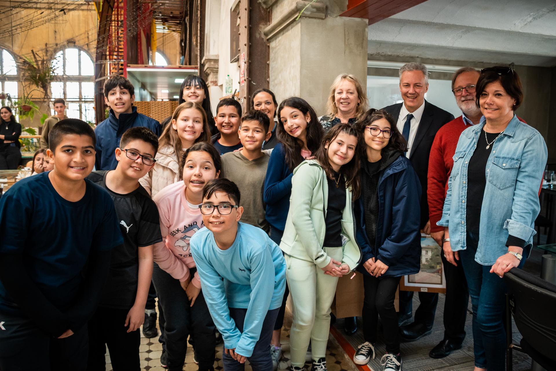 Emaldi, junto a Regina y Patrone con la directora, maestra y alumnos de la Escuela Artigas de Paraguay.