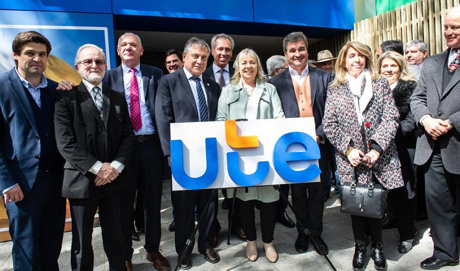 Directorio de UTE y ministro del MIEM con el nuevo logotipo de la empresa