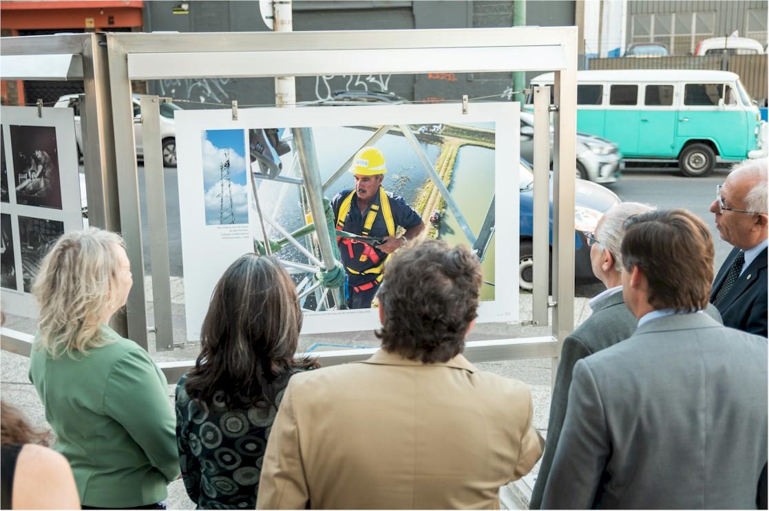 Autoridades de UTE y MEC visitan la fotogalería ubicada al frente del Palacio de la Luz