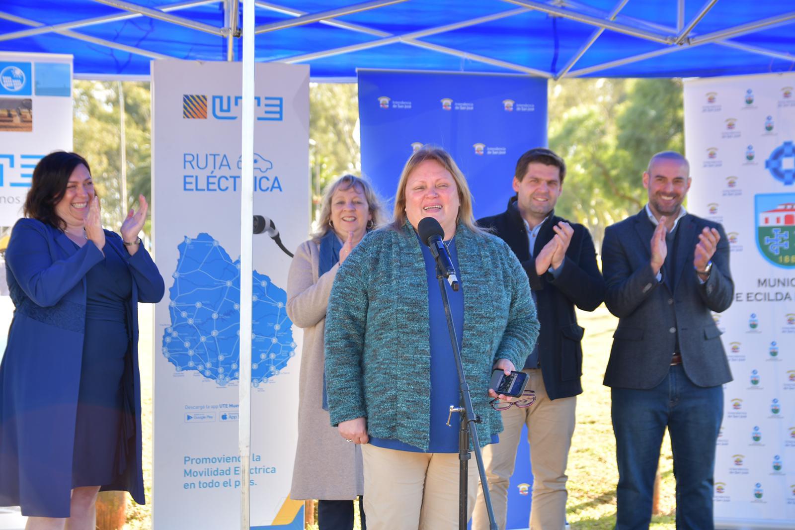 Intendente Ana María Bentaberri en la inauguración en Ecilda Paullier