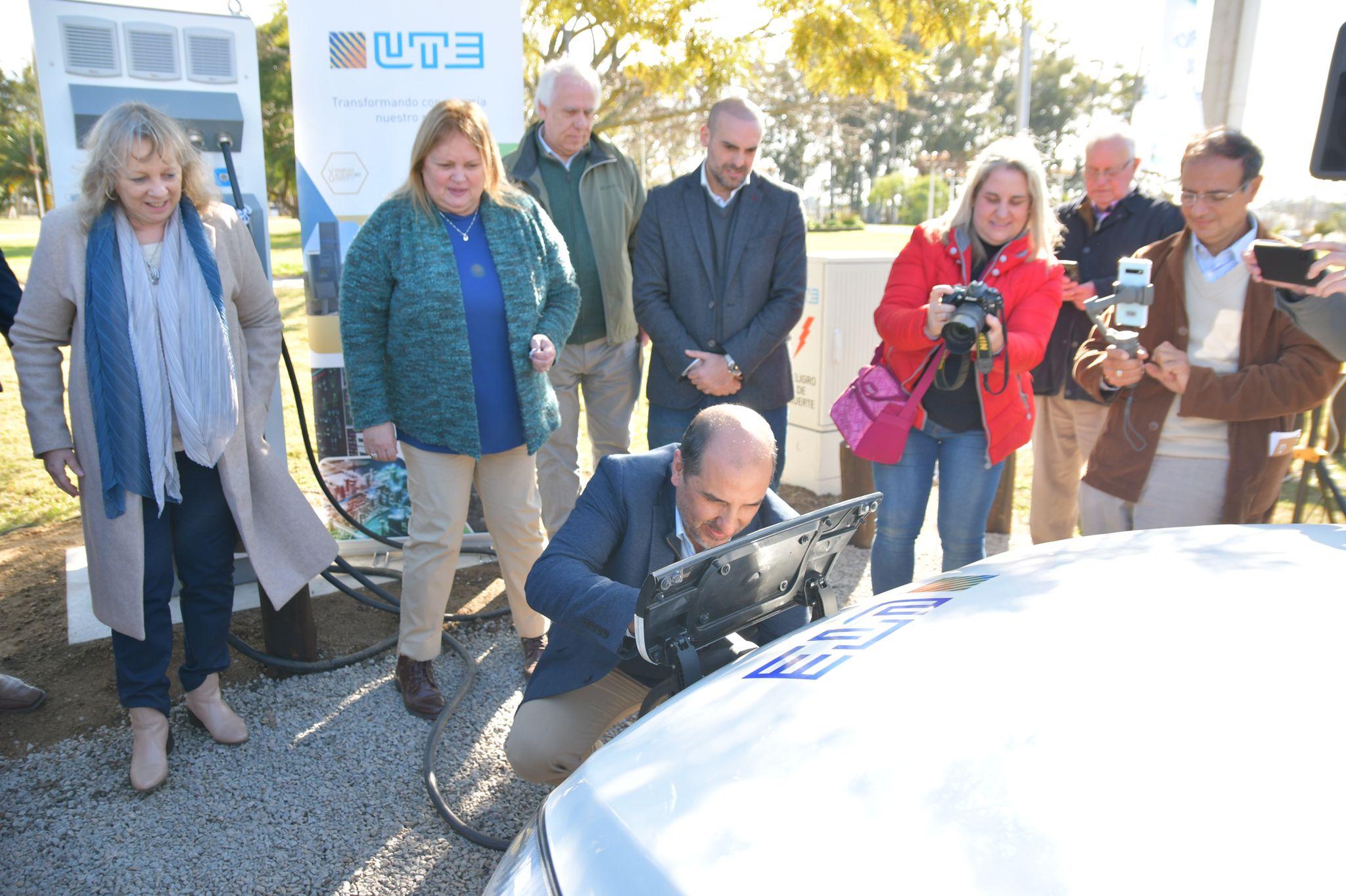 Carga inaugural en vehículo de la flota eléctrica de UTE