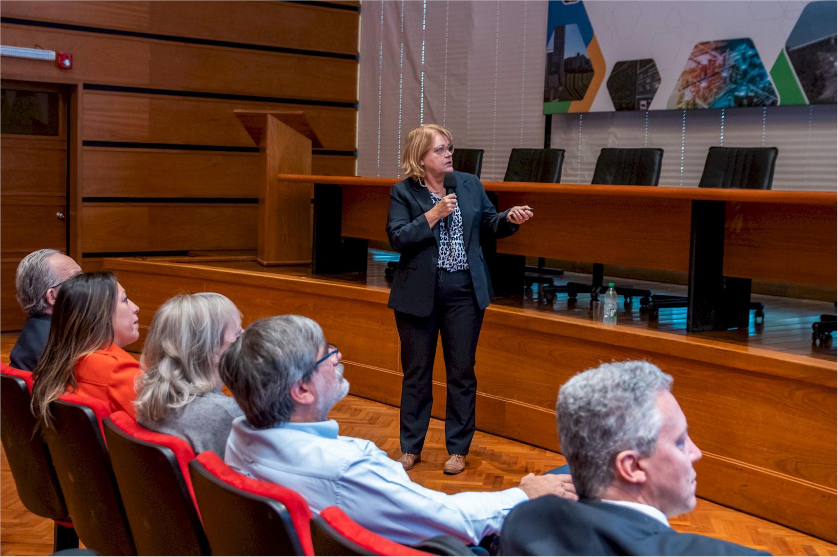 Leny Medeiros informando sobre los resultados de la encuesta