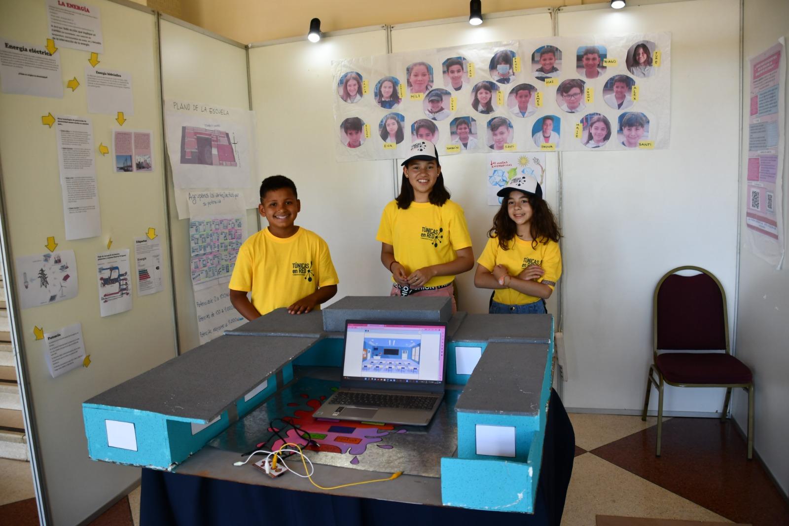 Otro stand con uno de los proyectos presentados