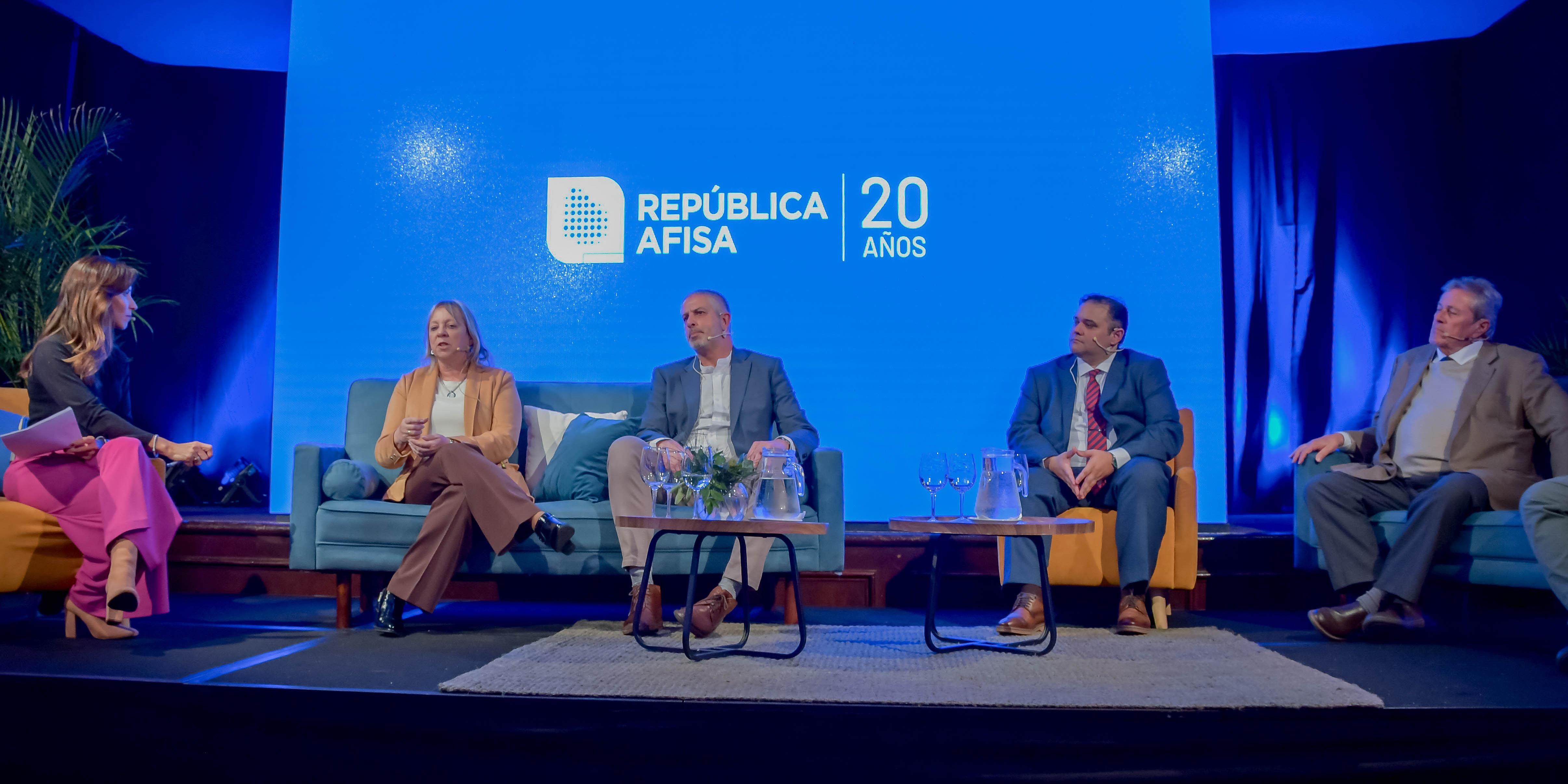 En el marco de los 20 años de trayectoria de República AFISA, la presidenta de UTE Silvia Emaldi participó junto a otras autoridades del gobierno y representantes departamentales del “Panel Fideicomisos”.