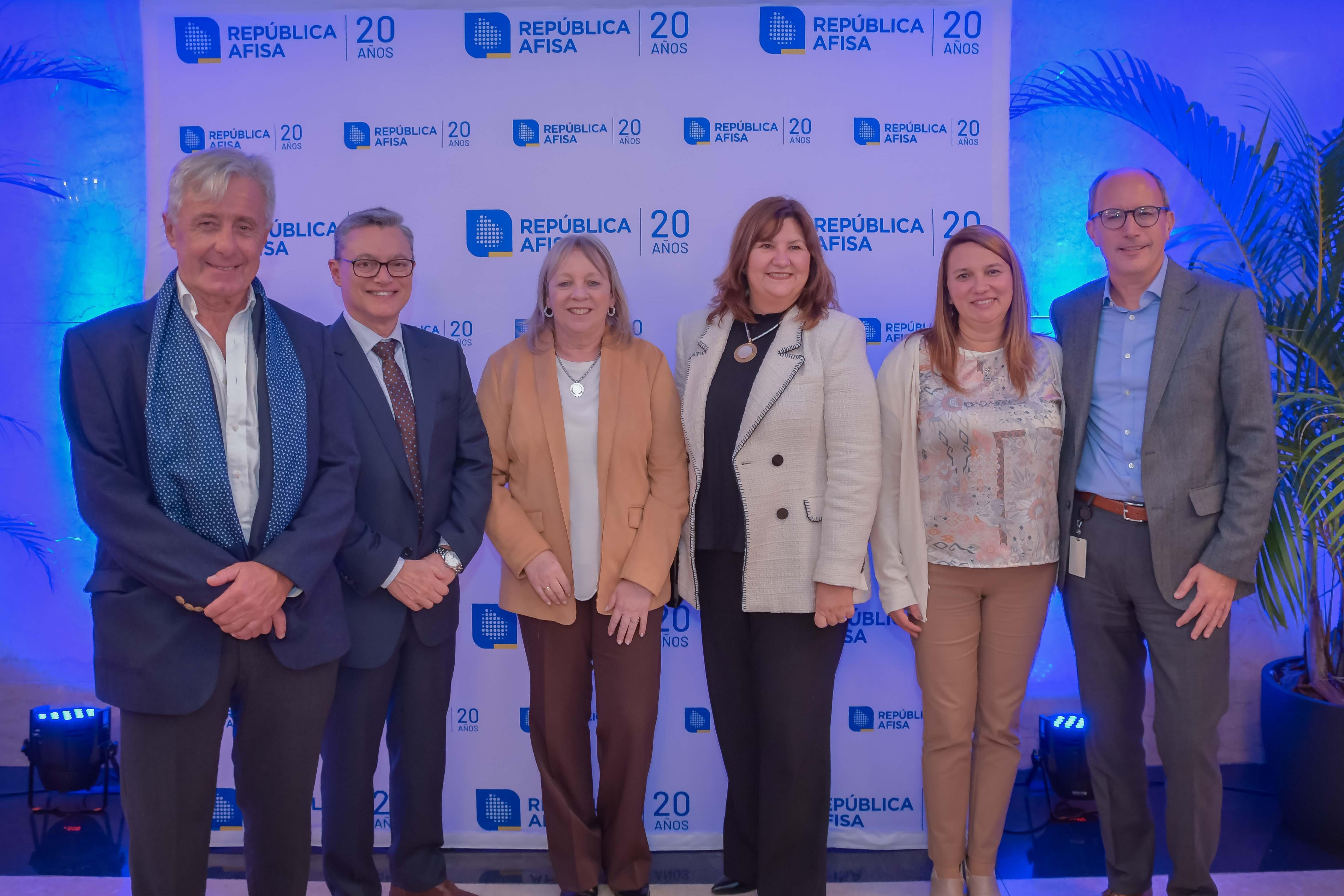 En el marco de los 20 años de trayectoria de República AFISA, la presidenta de UTE Silvia Emaldi participó junto a otras autoridades del gobierno y representantes departamentales del “Panel Fideicomisos”. 