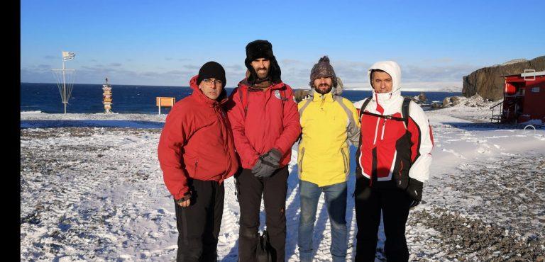 Ingenieros Andreo Benech, Santiago Nogueira y Luis Batista y el Teniente de Navío Rafael Fraga del equipo de instalación (foto IAU)