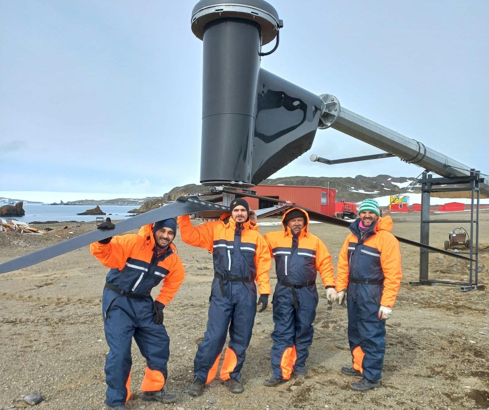 Personal de UTE en la Base Antártica uruguaya