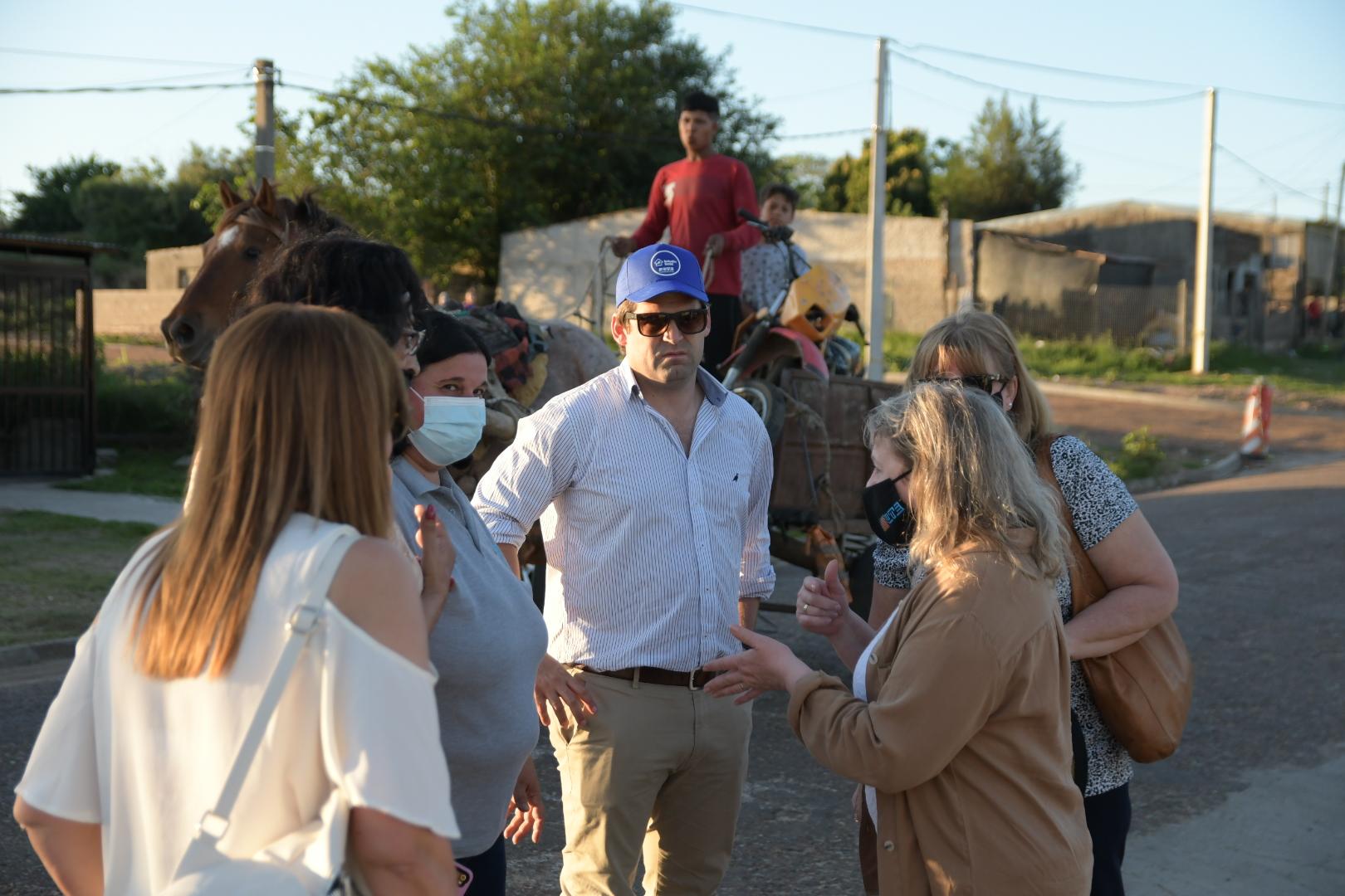 Directores de UTE realizan recorrida por el barrio regularizado