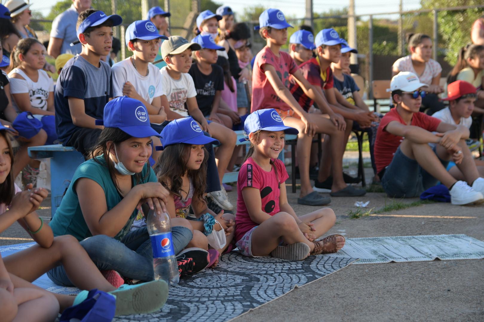 Los niños del barrio Don Atilio disfrutan del evento 