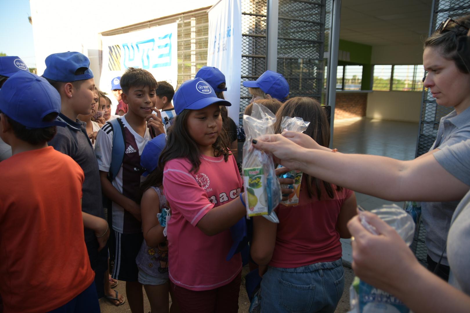 Merienda para los jóvenes y niños del barrio Don Atilio