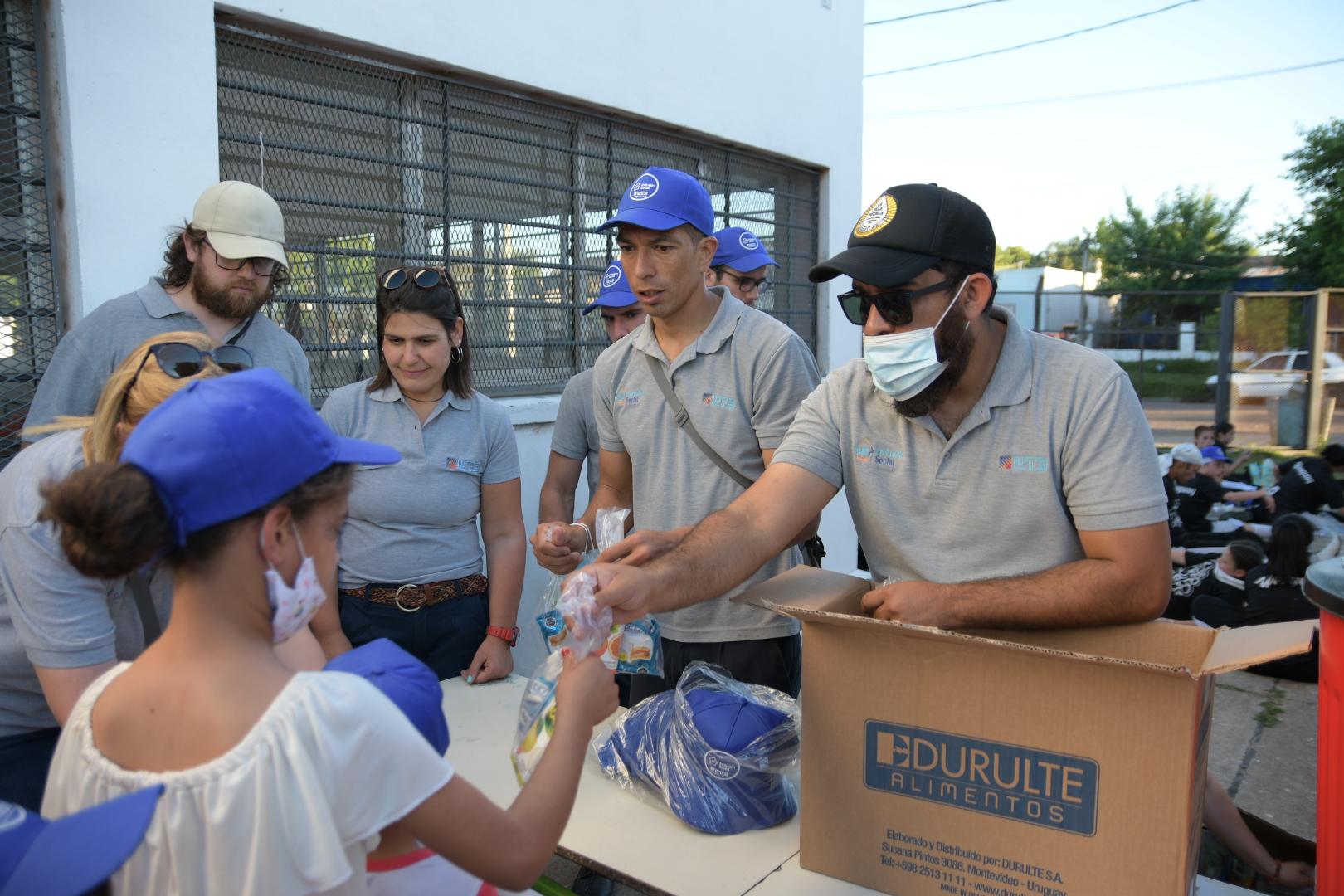 Merienda para los jóvenes y niños del barrio Don Atilio