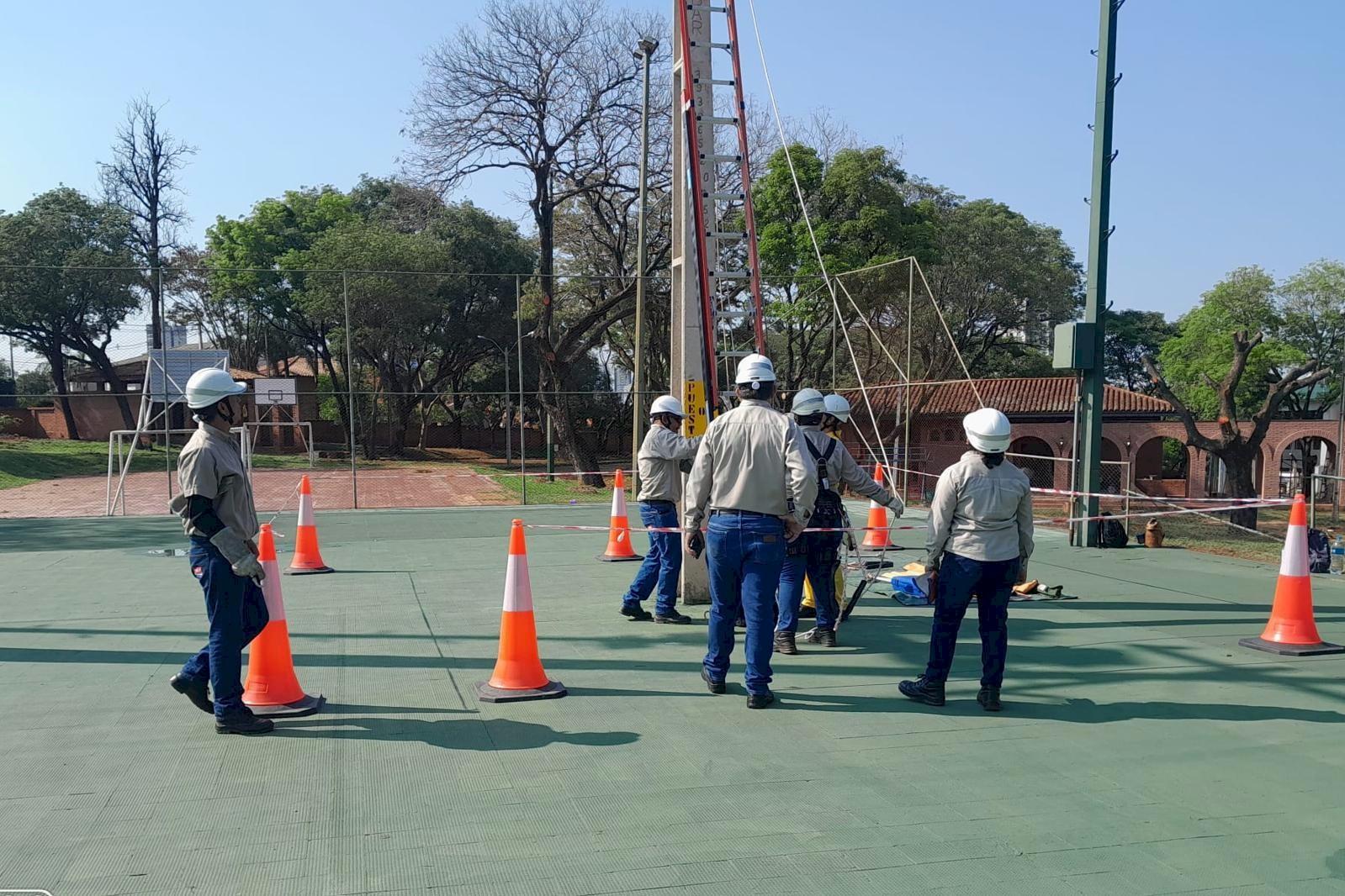 Operarios de UTE en la Competencia 