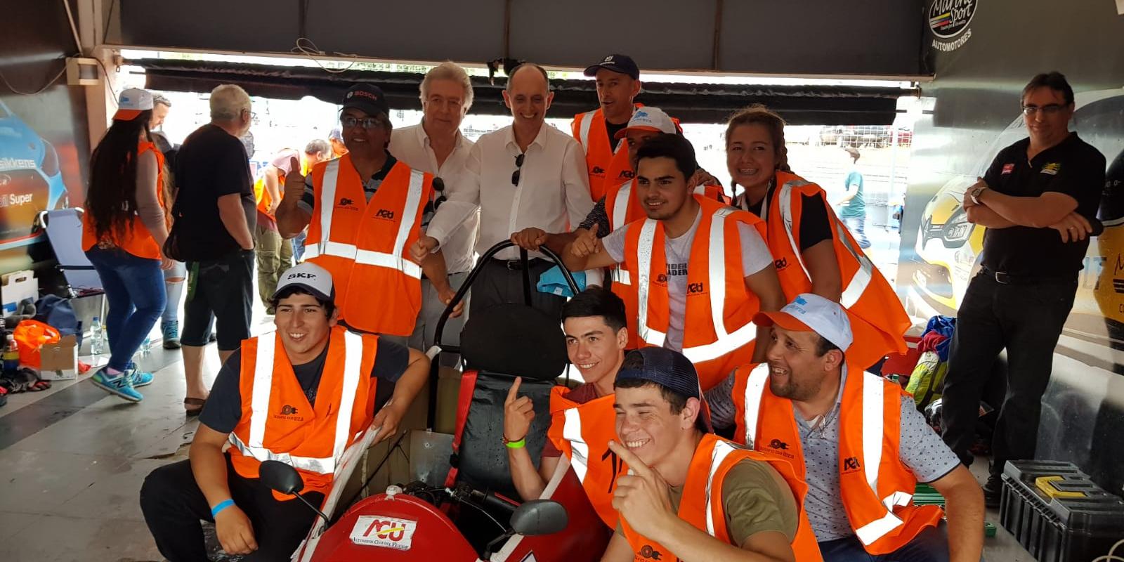 Presidente de UTE con los ganadores de la competencia