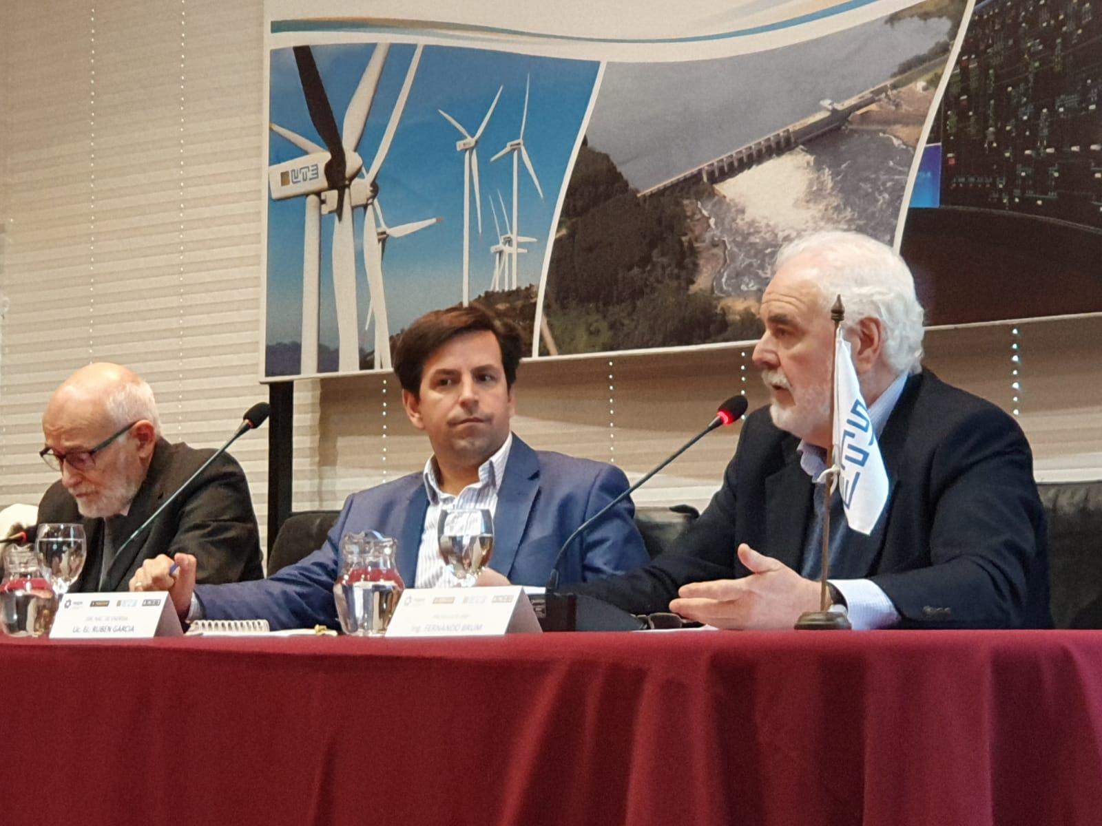 Fernando Brum, presidente de ANII, y Ruben García, director nacional de Energía, junto a César Briozzo