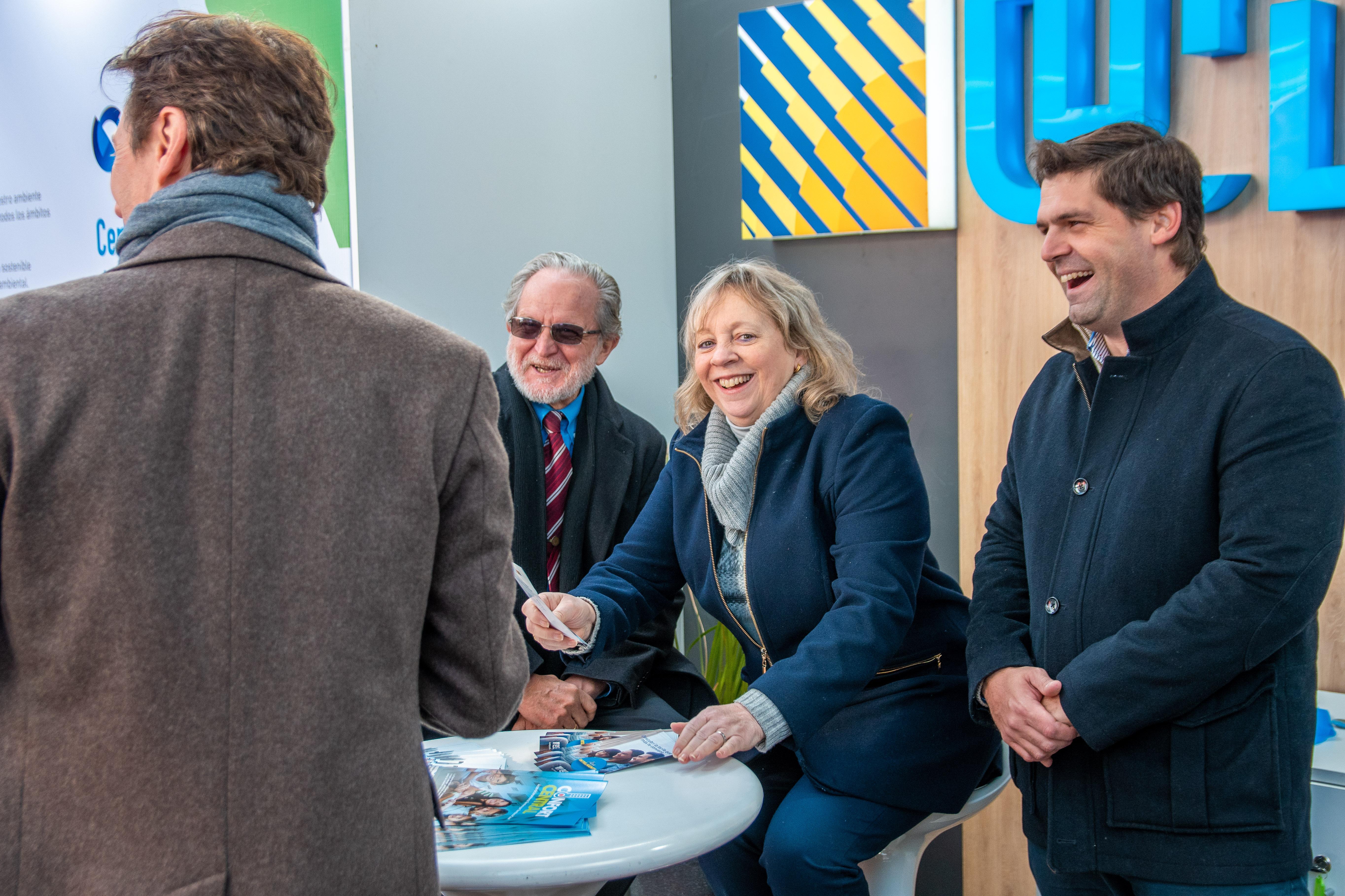 Enrique Pées Boz, Silvia Emaldi y Felipe Algorta en el Stand de UTE