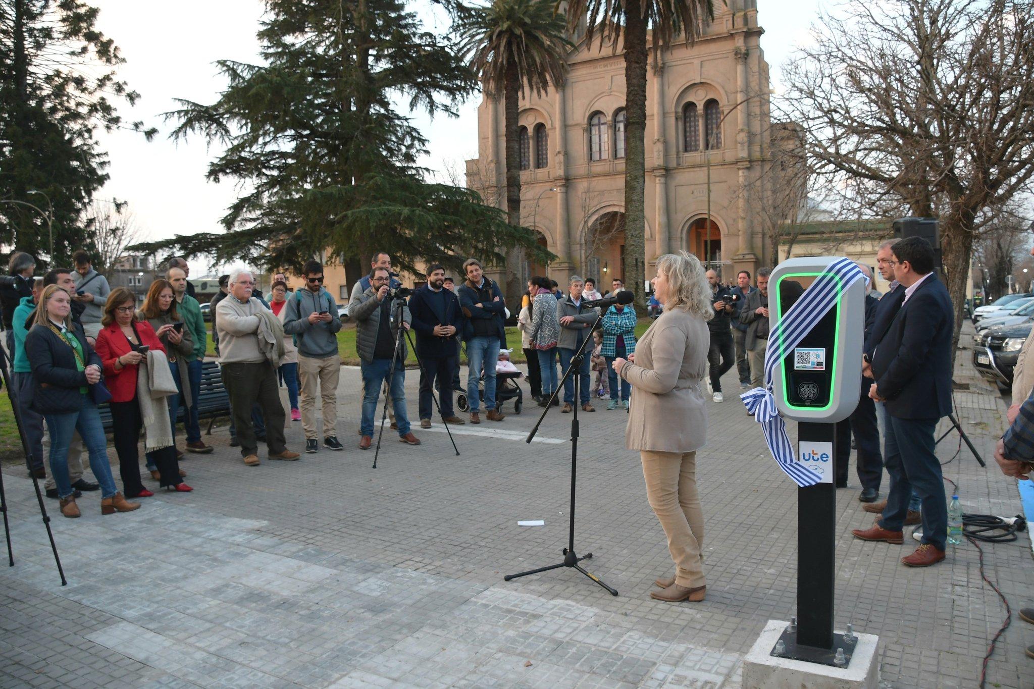 Inauguración de Puesto de Carga para vehículos eléctricos en Florida